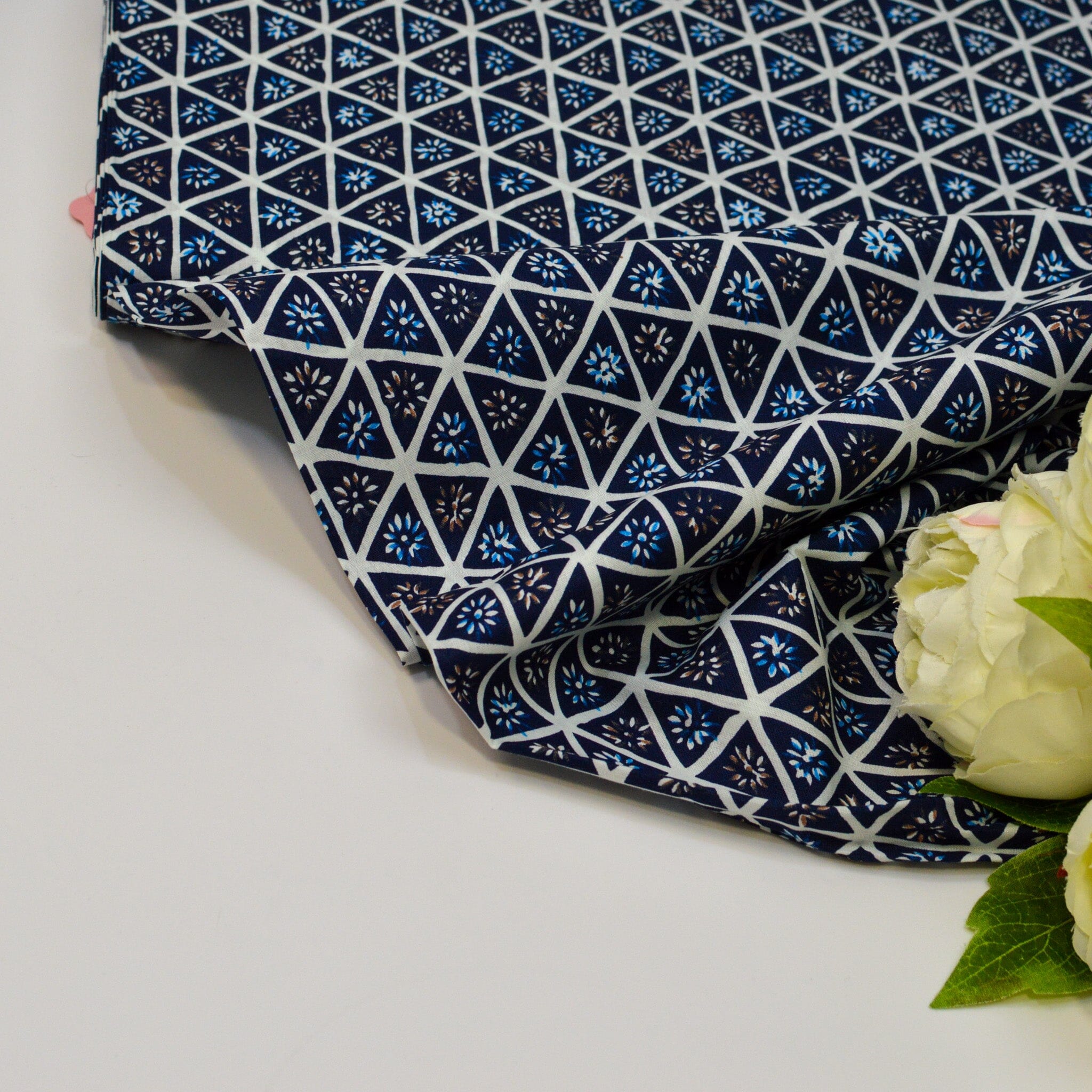 Baumwoll Webware - Dreiecke & Blumen - blau weiß Fabric poshpinks