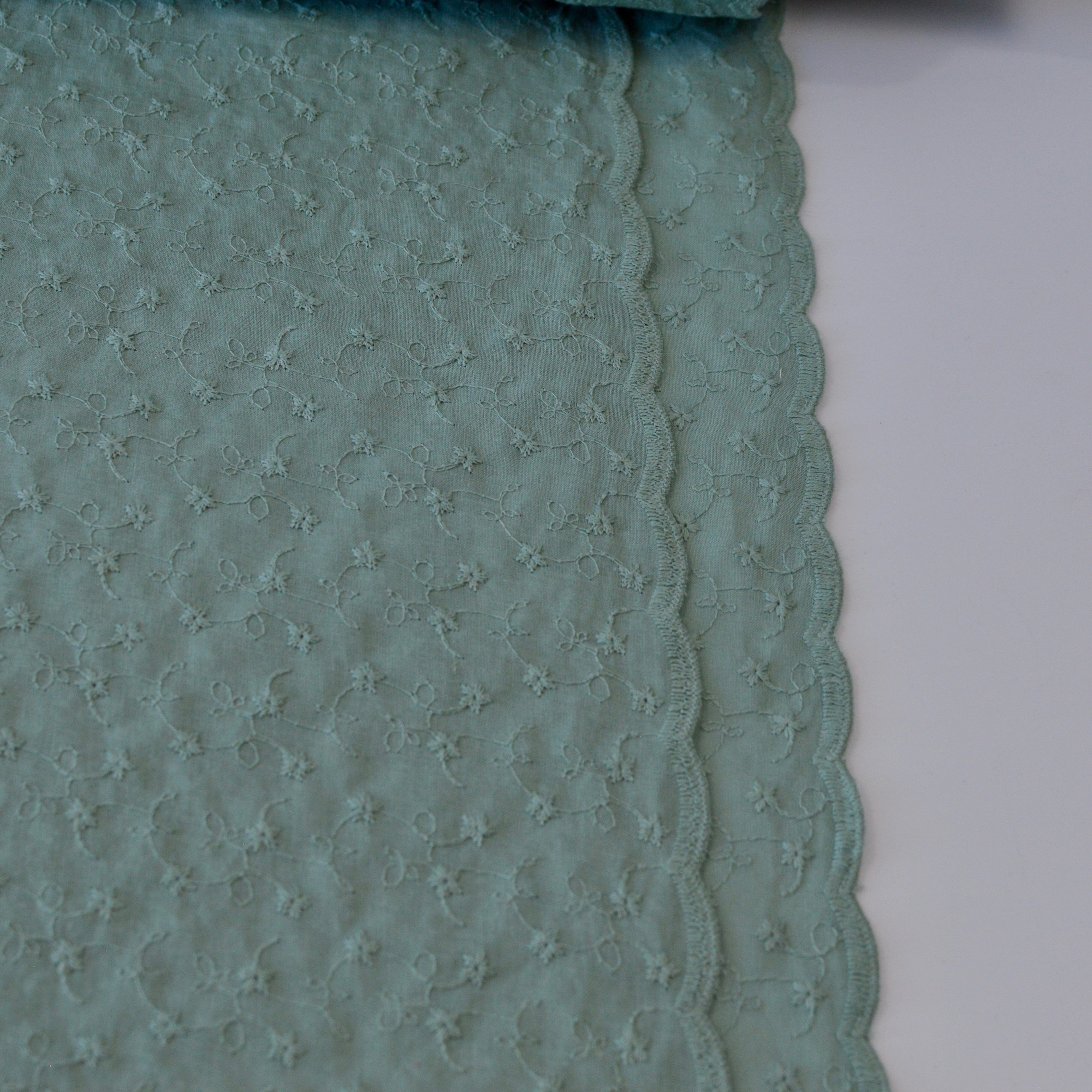 Baumwolle mit Stickerei kleine Blumen mit Bogenkante - Salbei hell Fabric poshpinks