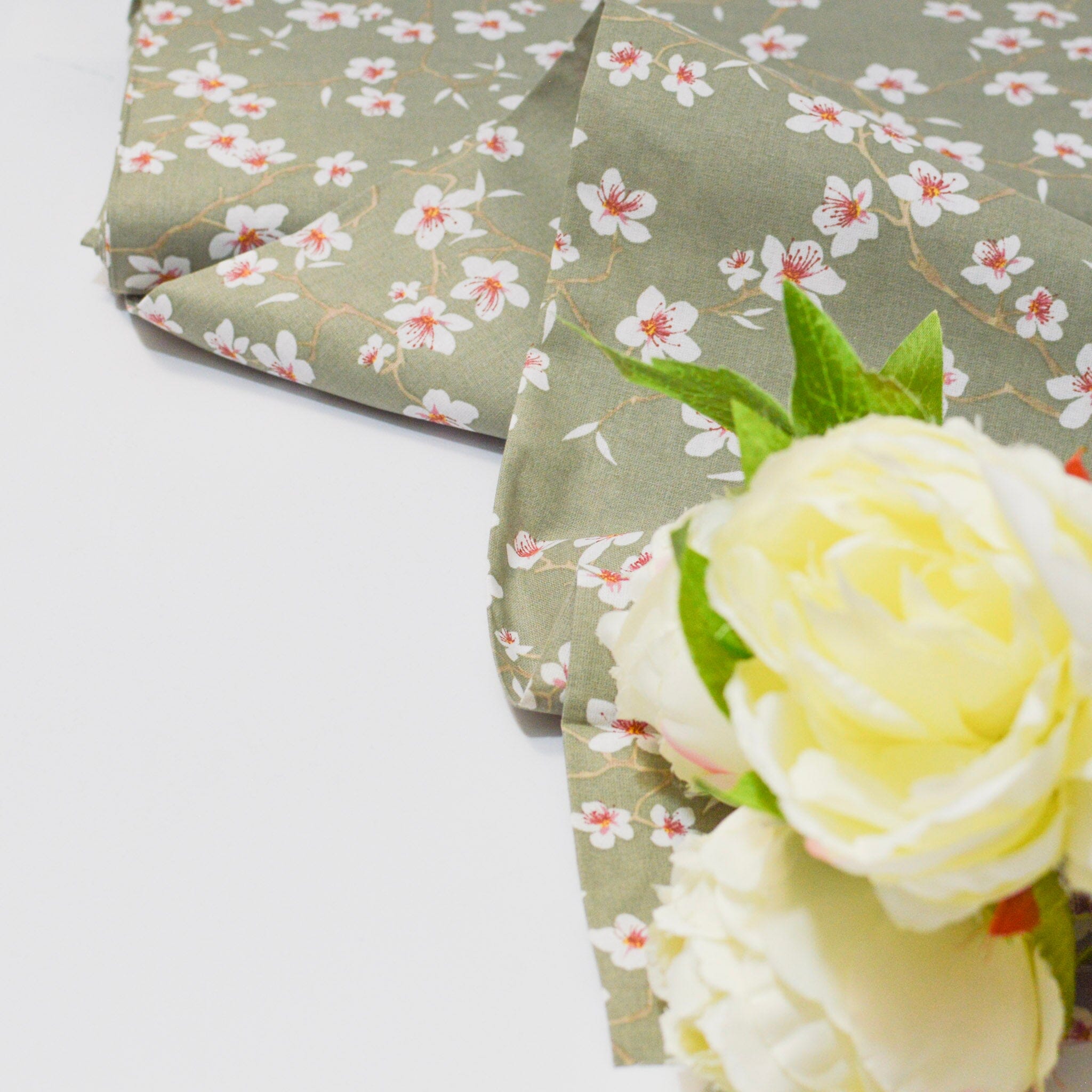 Baumwolle - Popeline - Amandix - Blumen auf olivgrau Fabric poshpinks