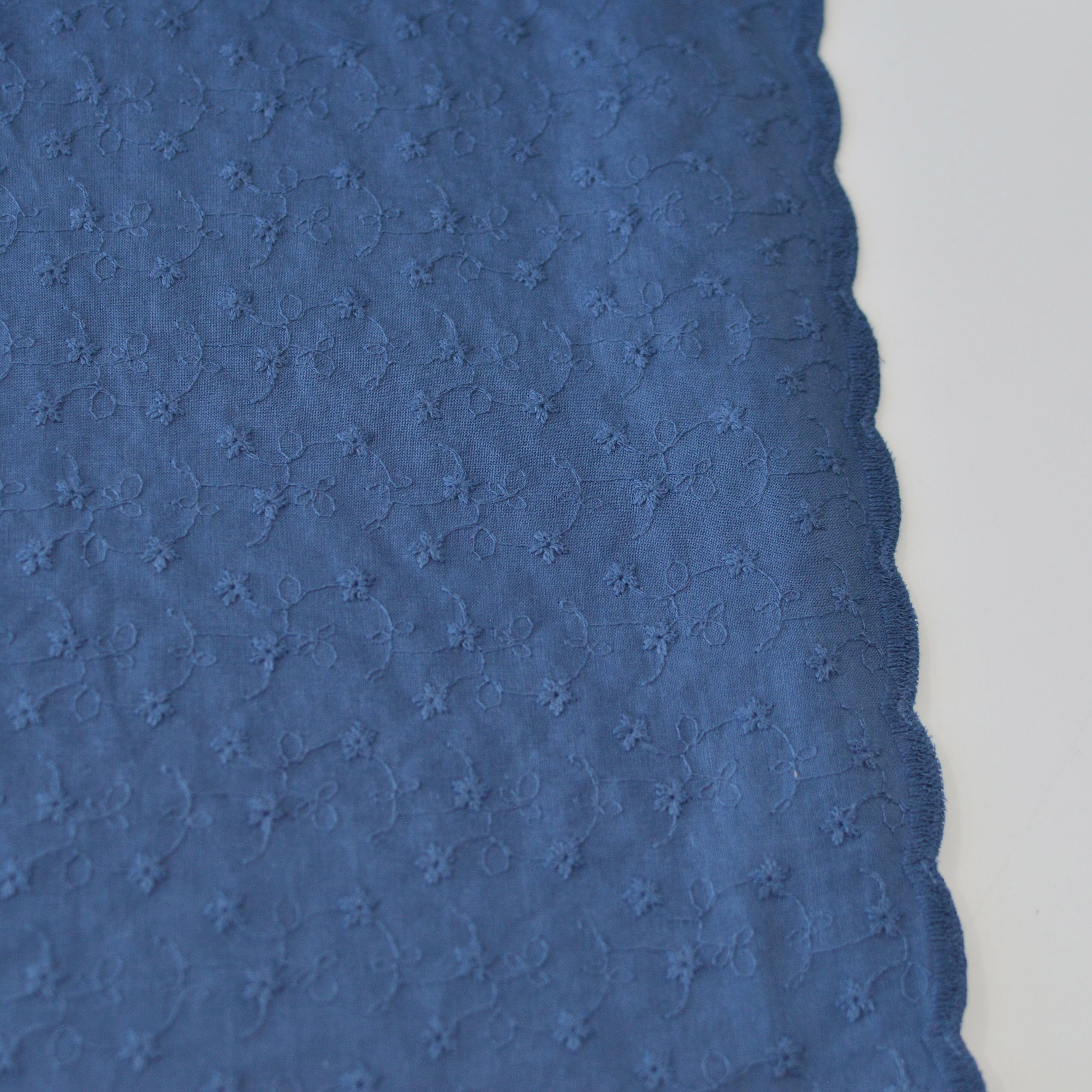 Baumwolle Stickerei kleine Blumen mit Bogenkante - Jeansblau Fabric poshpinks