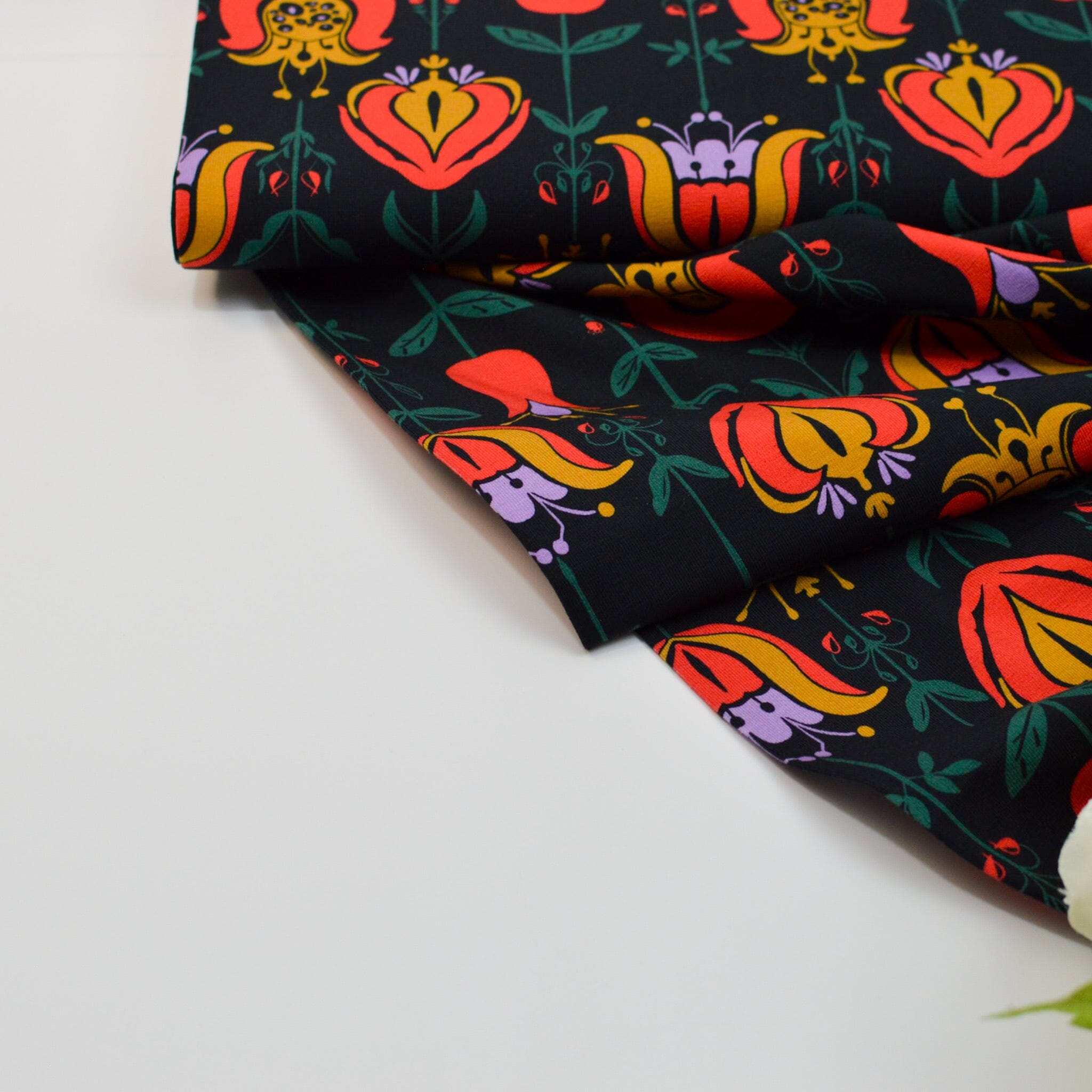 Stoffhändler mit Herz Eigenproduktion - Retroblumen schwarz rot bunt Fabric poshpinks