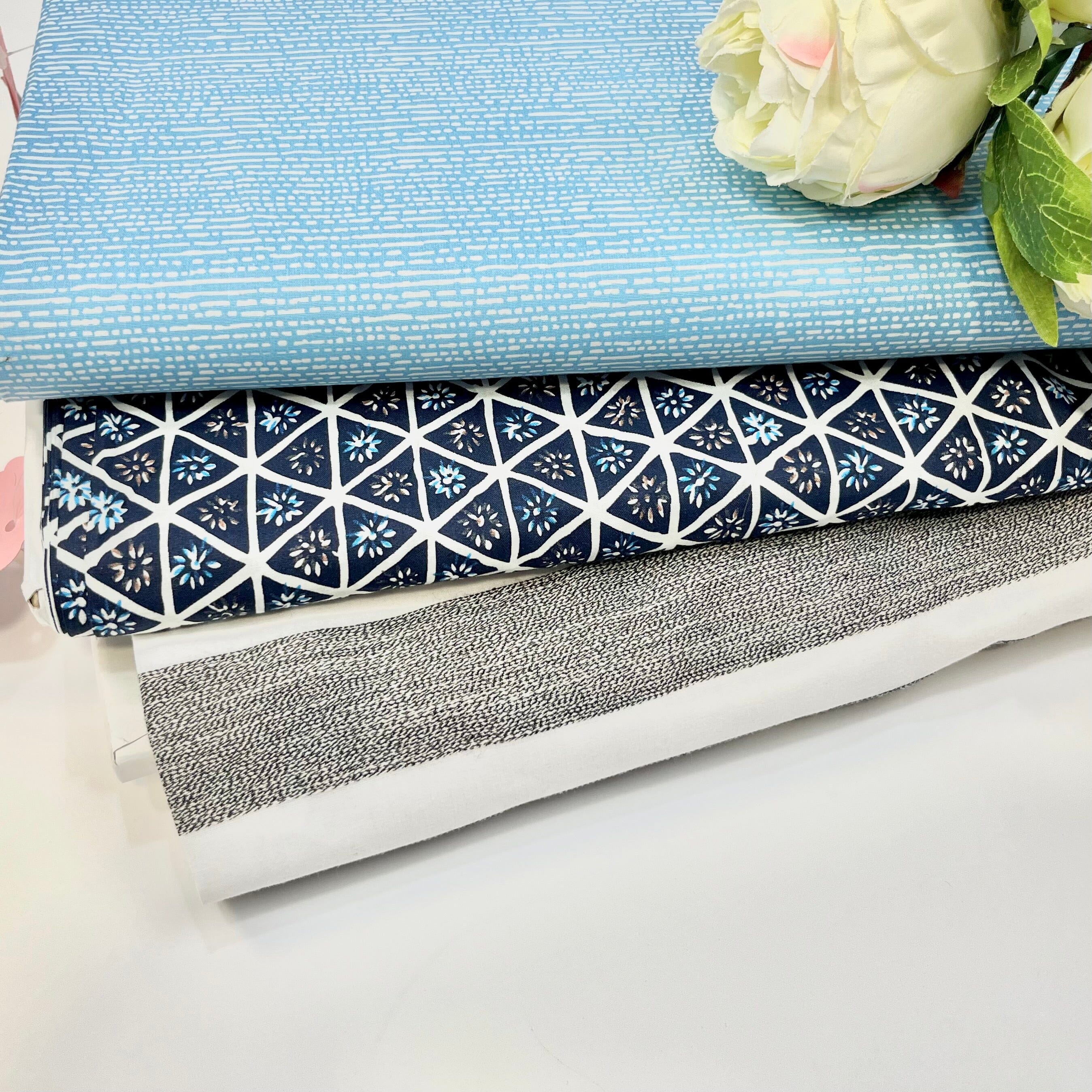 Baumwoll Webware - Dreiecke & Blumen - blau weiß Fabric poshpinks