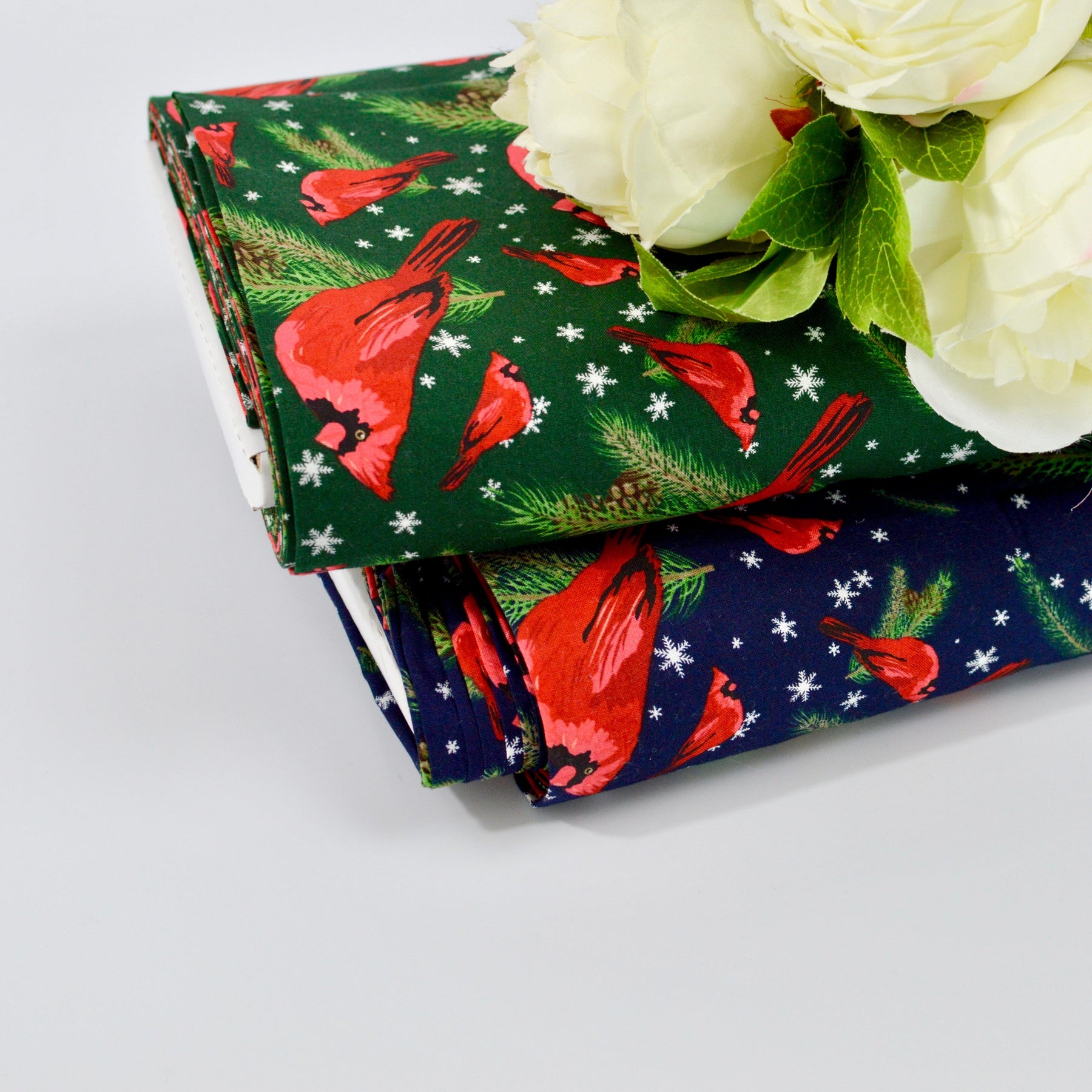 Baumwoll - Webware mit Weihnachstmuster - rote Vögel auf dunkelblau Fabric poshpinks