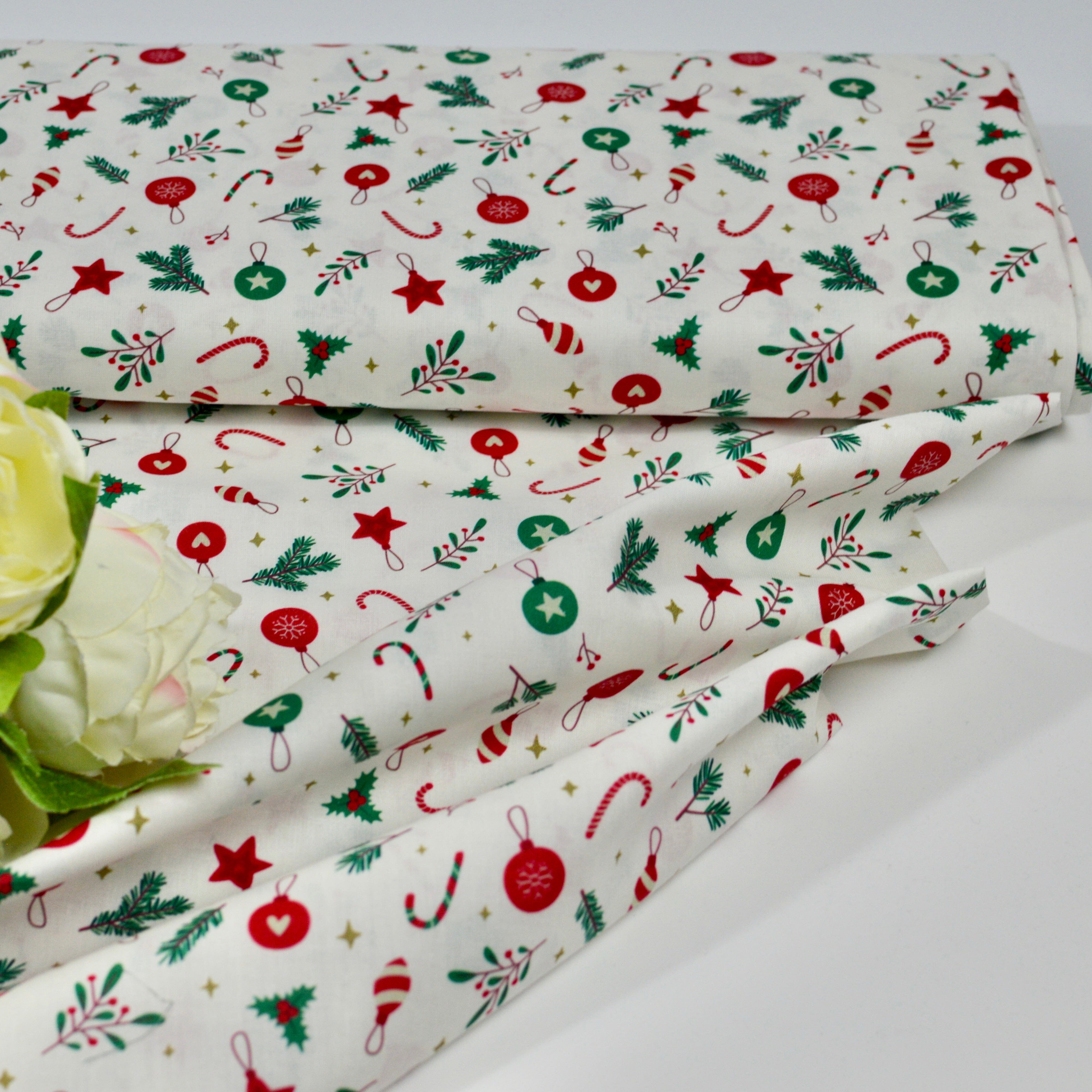 Baumwoll Popeline - Christmas - Holly Jolly - Weihnachtliche Motive bunt auf weiß Fabric poshpinks