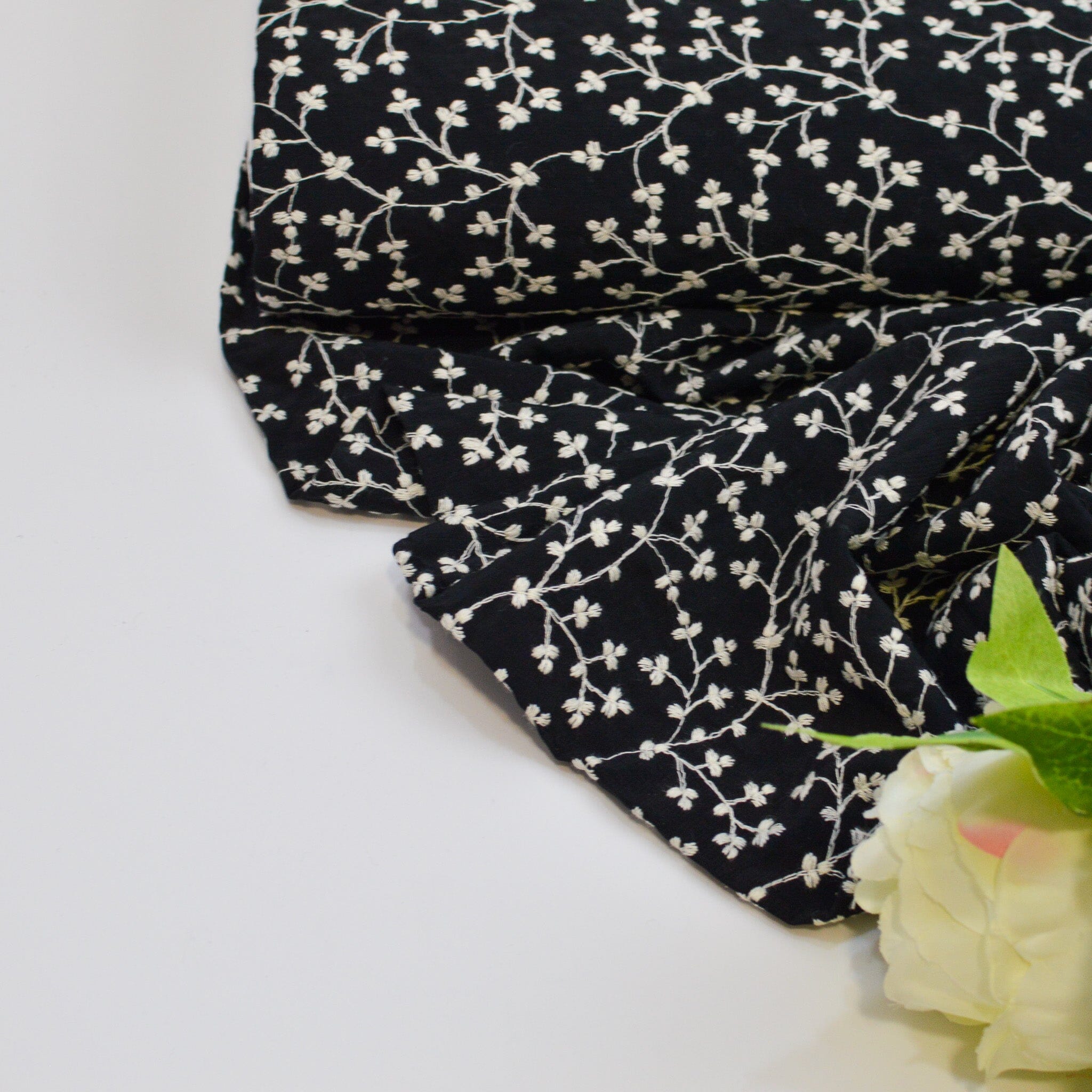 Stickereistoff - schwarz Fabric poshpinks