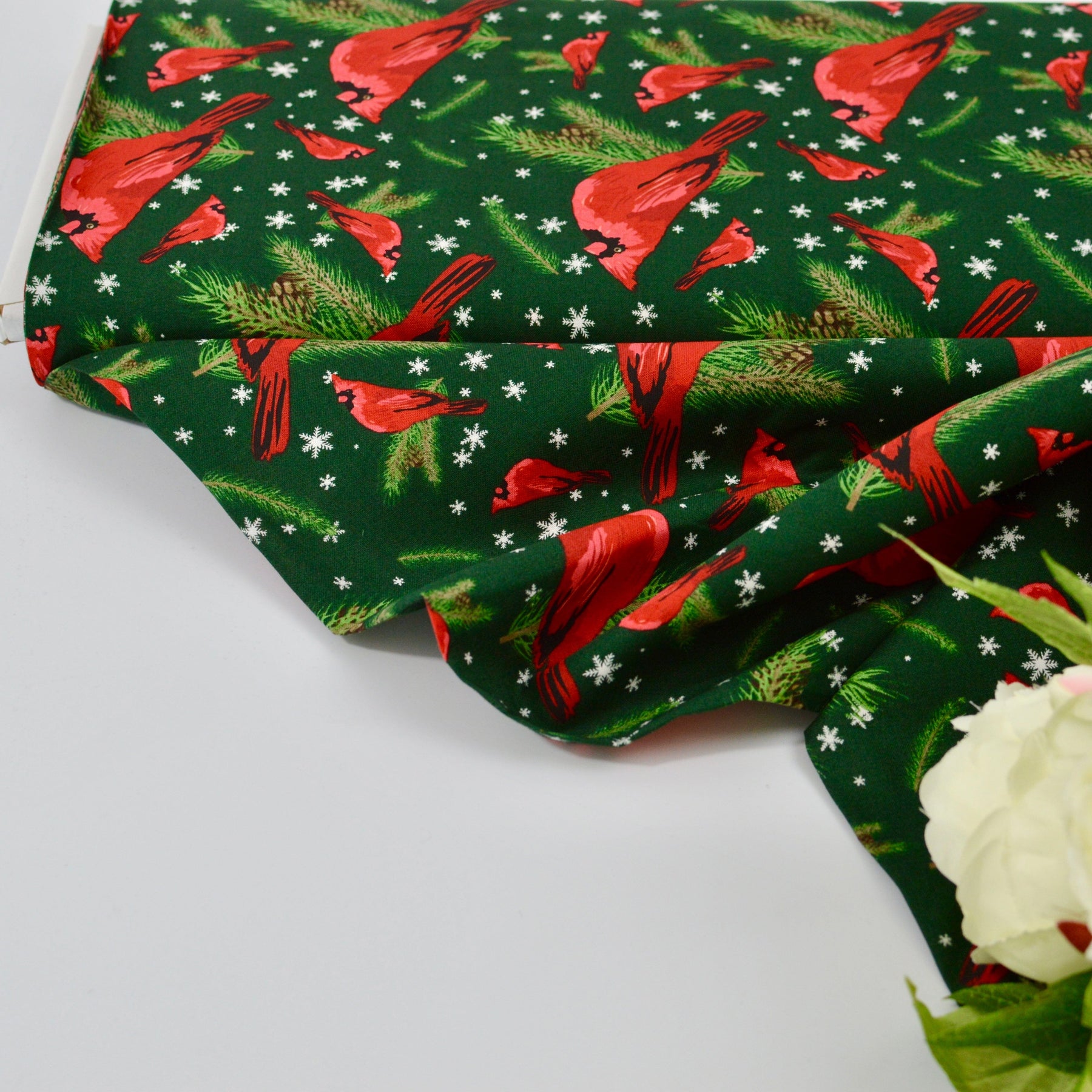 Baumwoll - Webware mit Weihnachstmuster - rote Vögel auf dunkelgrün Fabric poshpinks