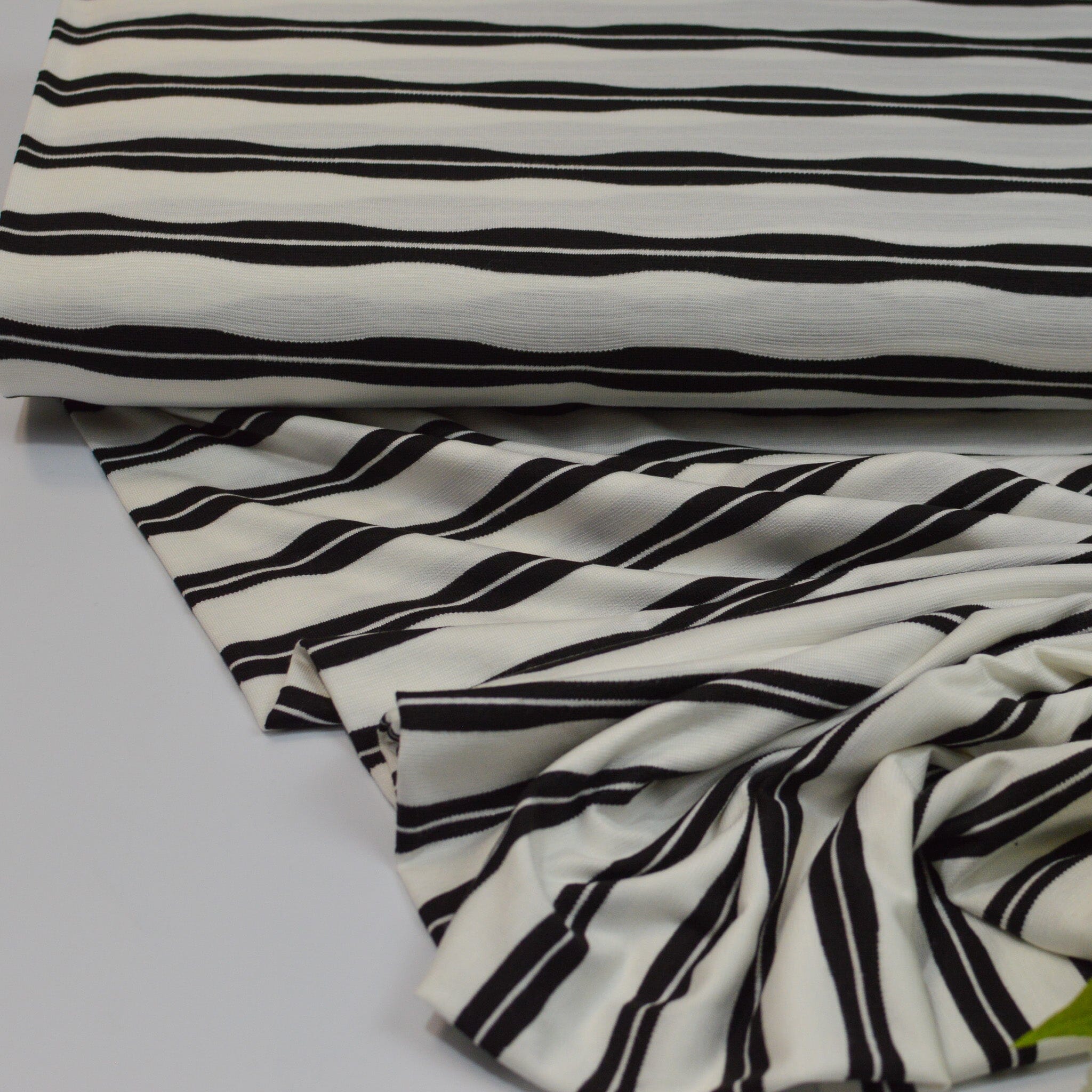 Baumwolljersey - Streifen / Ringel - weiß schwarz Wellen Fabric poshpinks