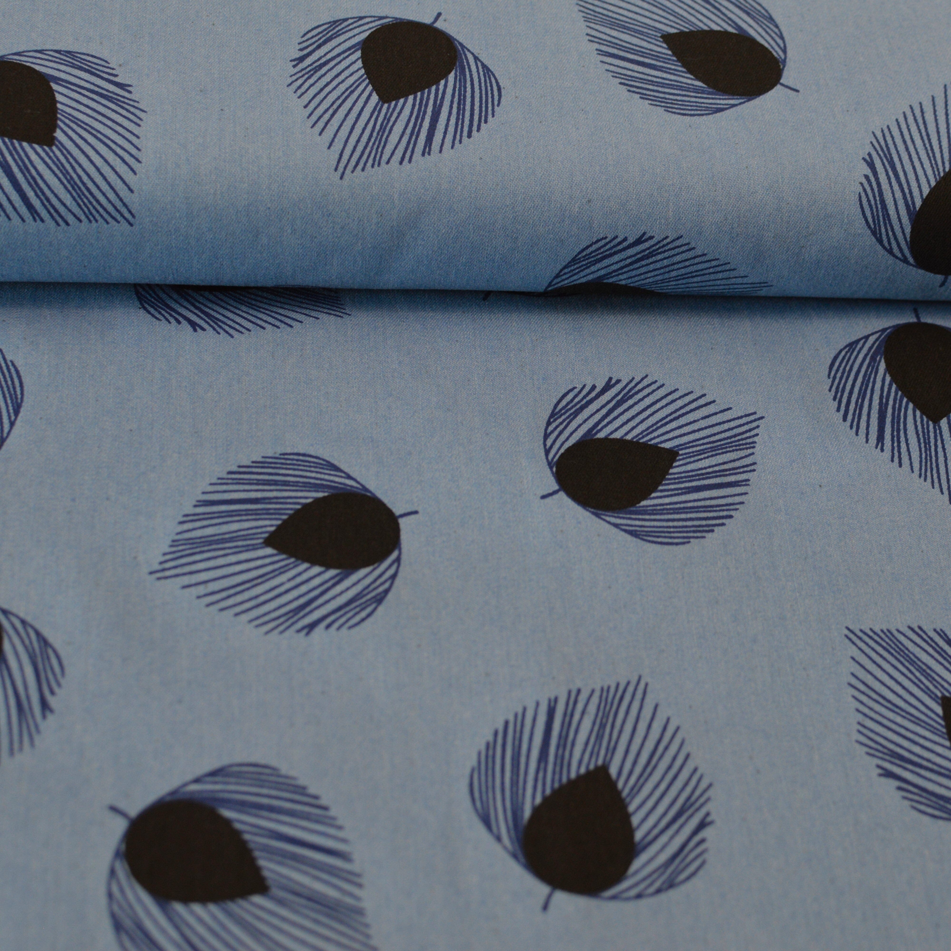 Chambray - Peacocks - bleached jeansblau Pfauenfedern - Baumwollmix Webware Fabric poshpinks