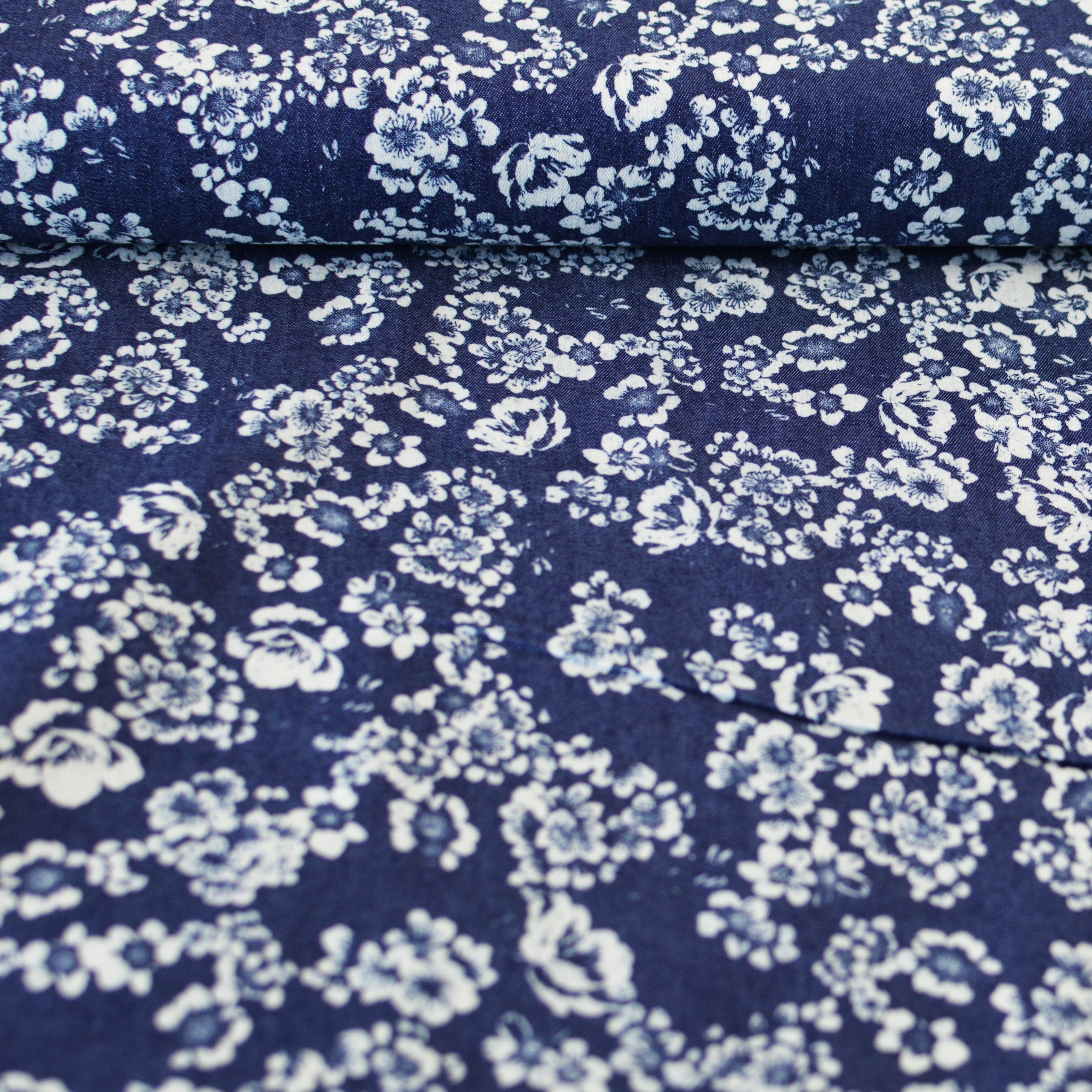 Chambray - Sea of Flowers - Indigo jeansblau mit weißen Blüten - Baumwollmix Webware Fabric poshpinks