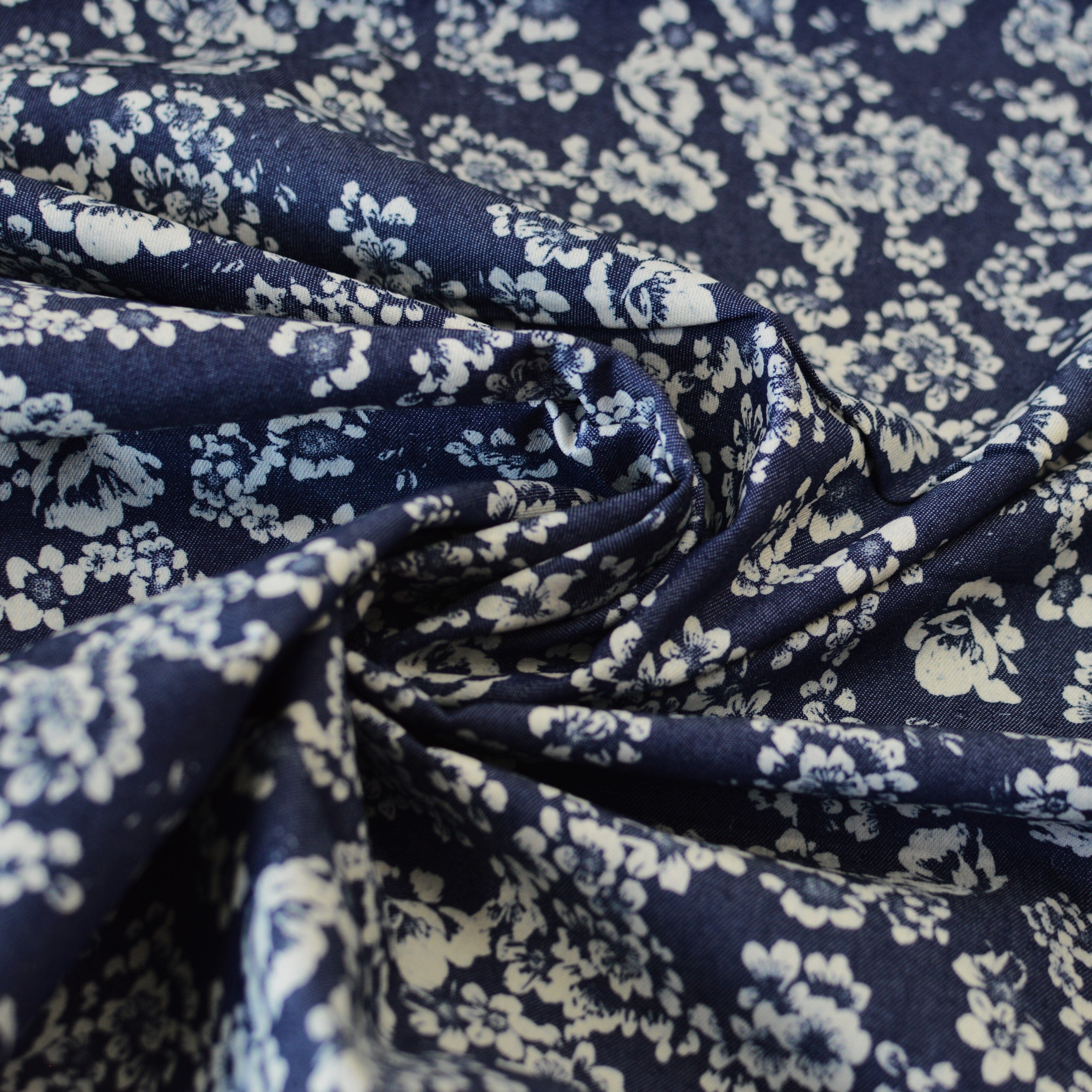 Chambray - Sea of Flowers - Indigo jeansblau mit weißen Blüten - Baumwollmix Webware Fabric poshpinks