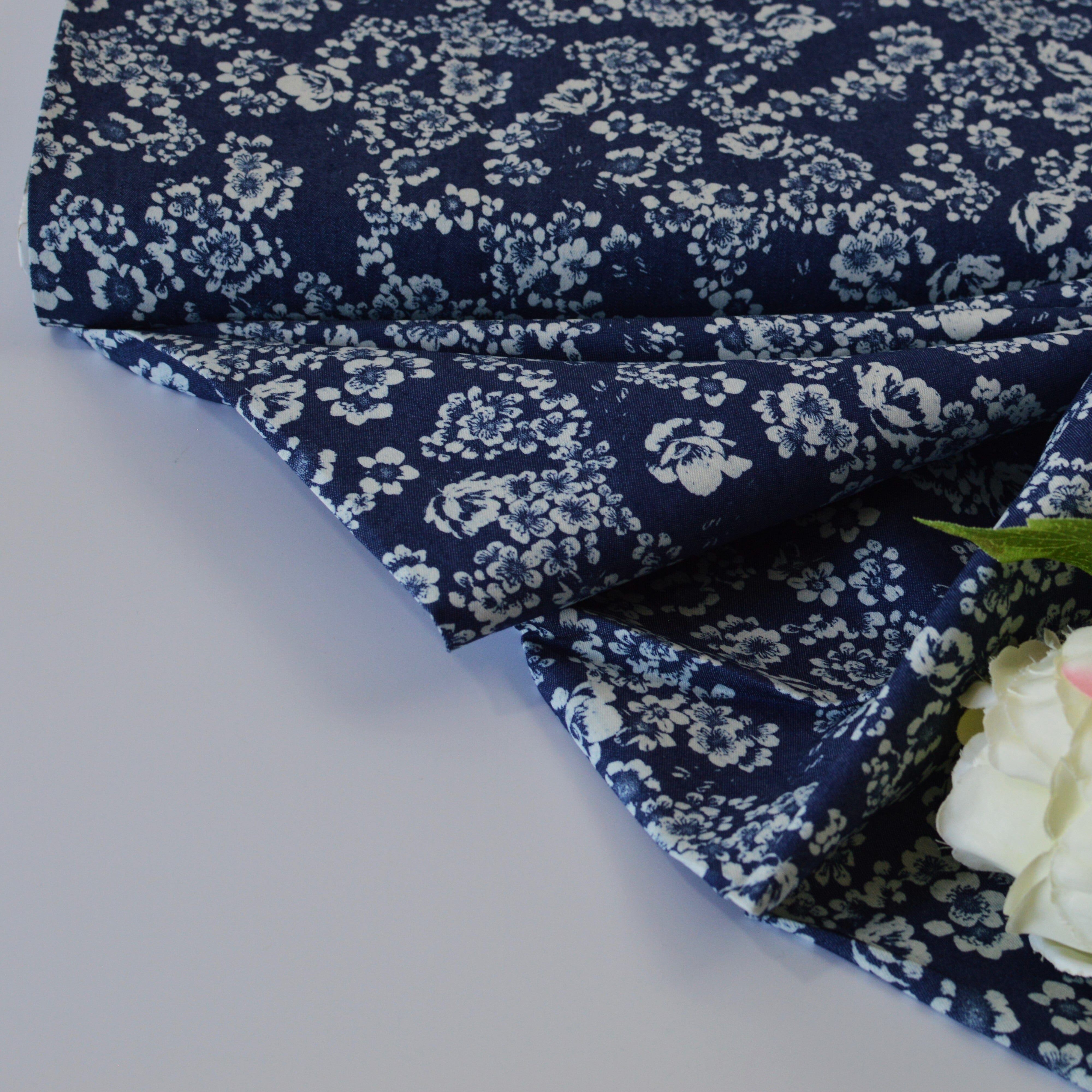Chambray - Sea of Flowers - Indigo jeansblau mit weißen Blüten - Baumwollmix Webware Fabric poshpinks