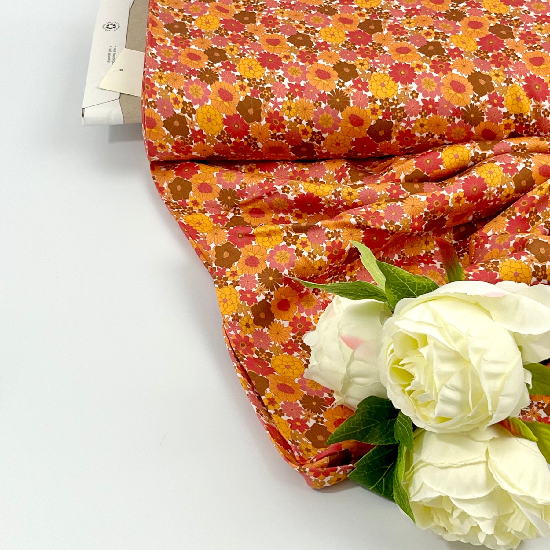 Tencelsatin - Rhonda Daisies Crimson Fabric poshpinks
