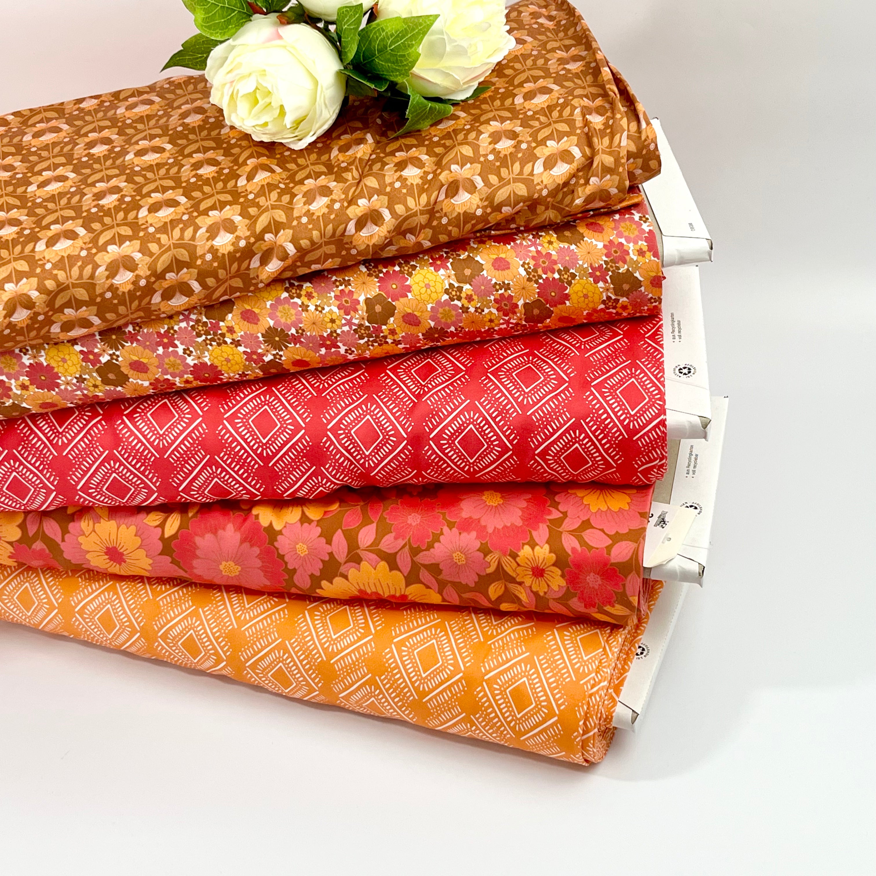 Tencelsatin - Rhonda Daisies Crimson Fabric poshpinks