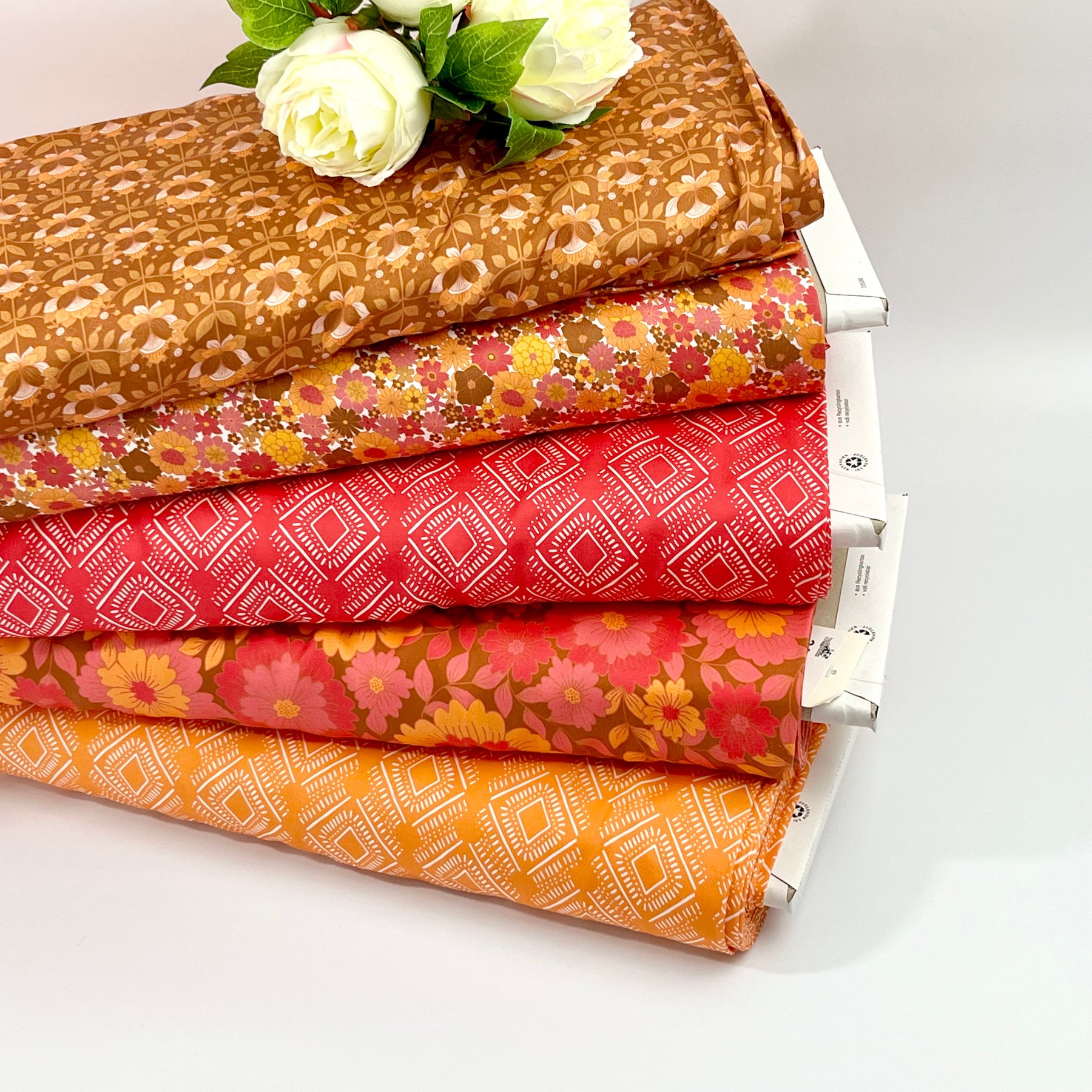 Tencelsatin - Rhonda Daisies Crimson Fabric poshpinks
