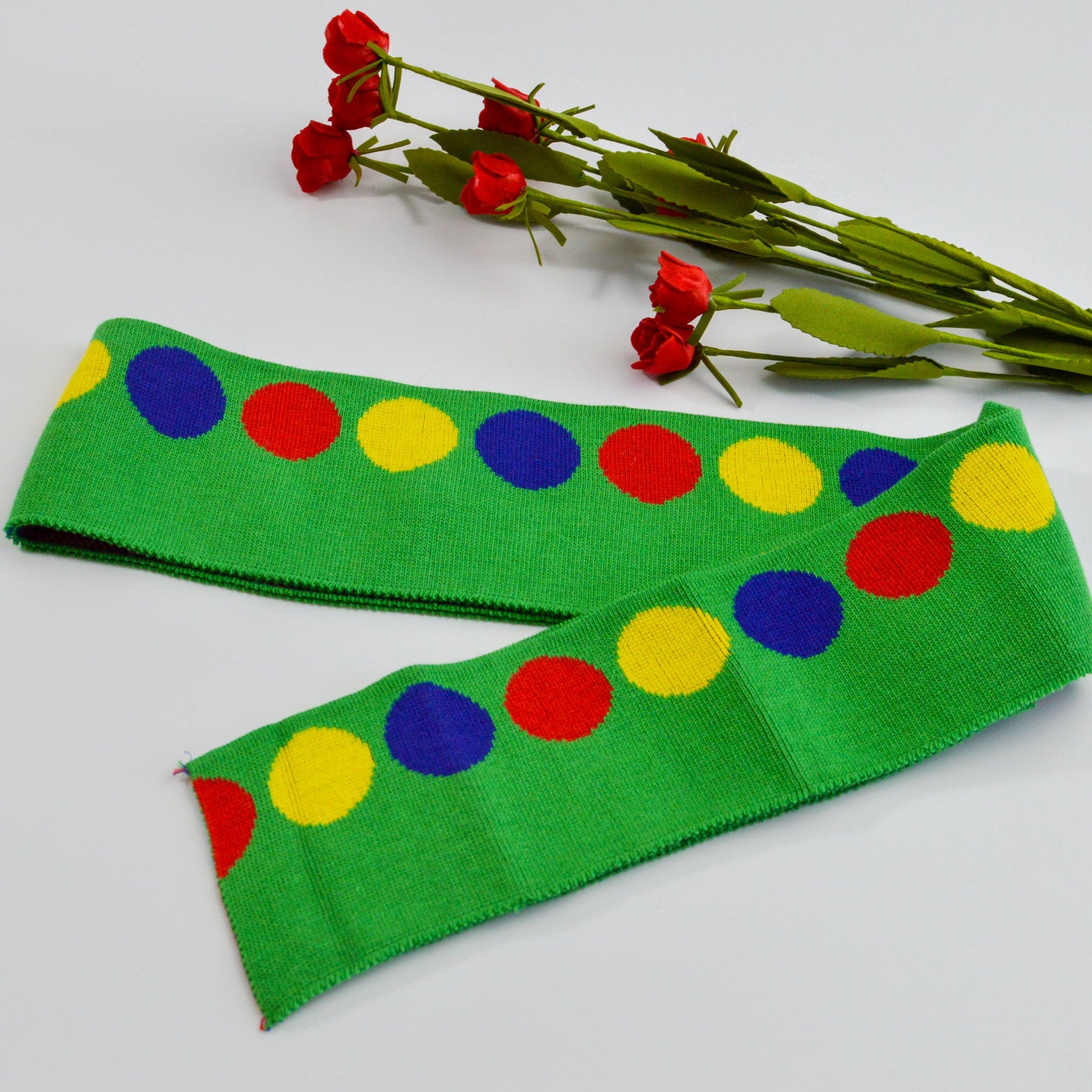 Cuff Jacquard Bündchen - bunte Punkte auf grasgrün Paket poshpinks
