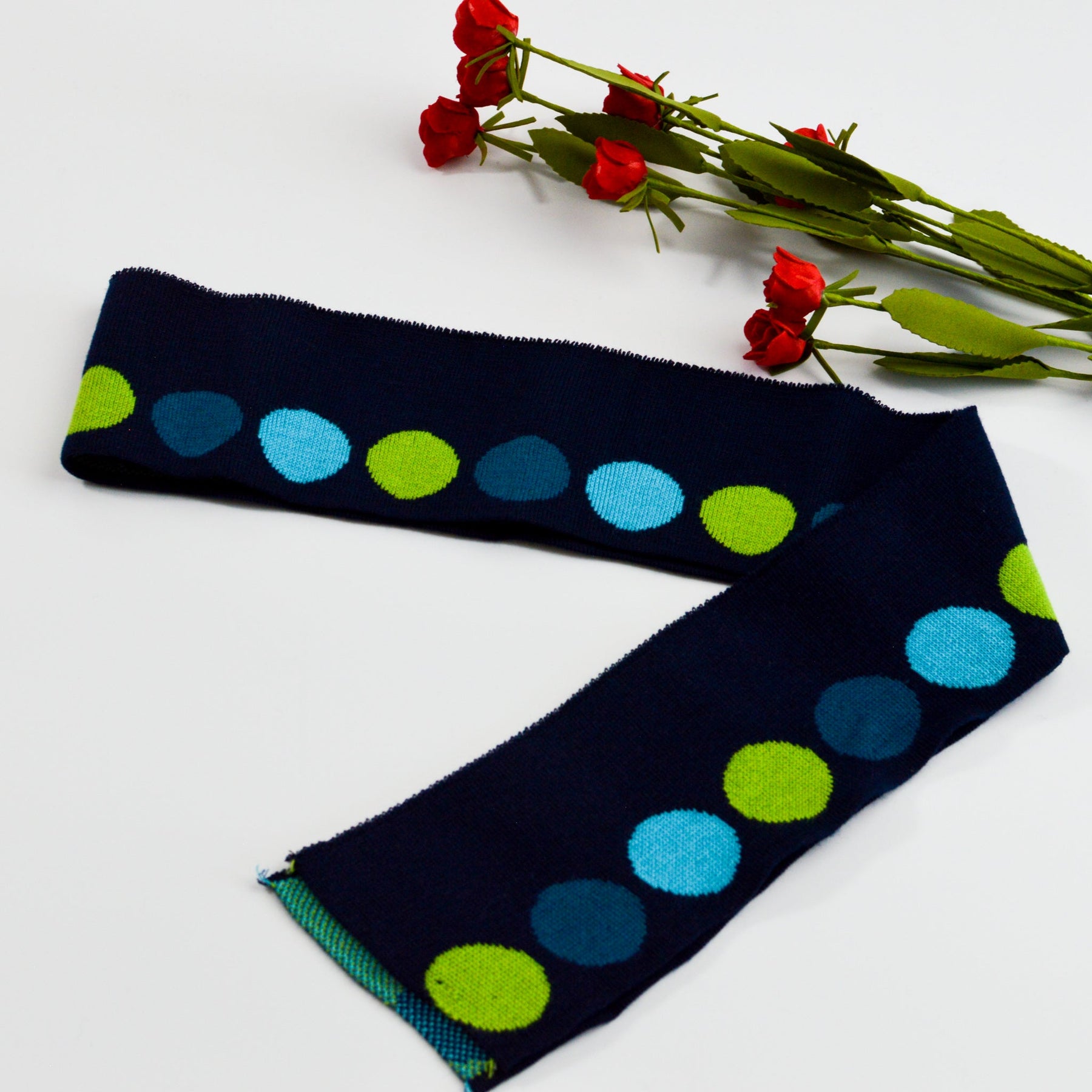Cuff Jacquard Bündchen - bunte Punkte auf navyblau Paket poshpinks