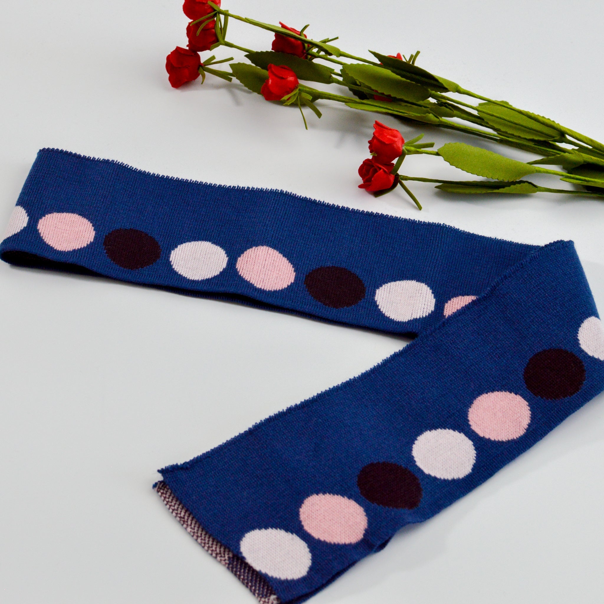 Cuff Jacquard Bündchen - bunte Punkte auf jeansblau Paket poshpinks