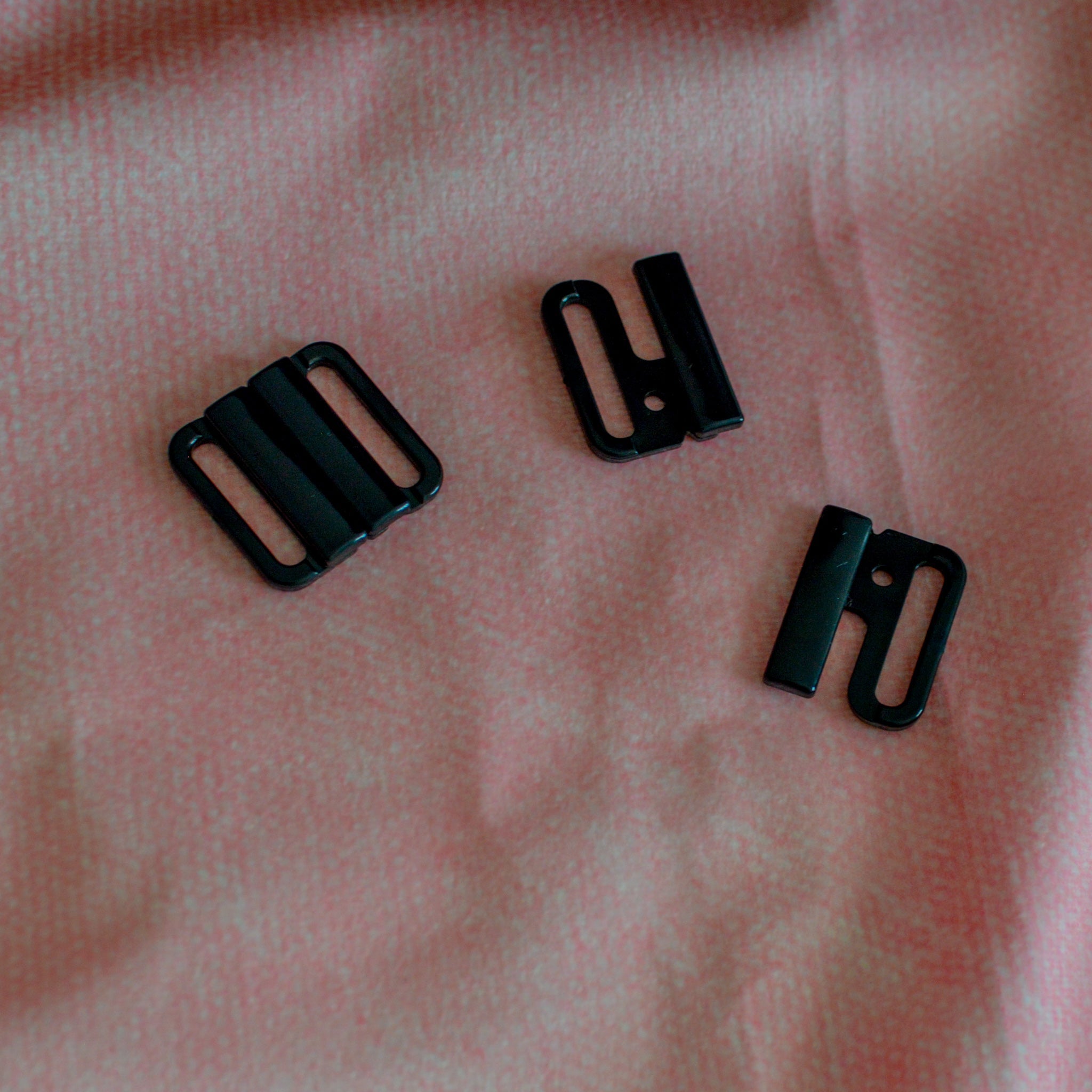 Bikiniverschluß kunststoff schwarz 25 mm Pearls poshpinks