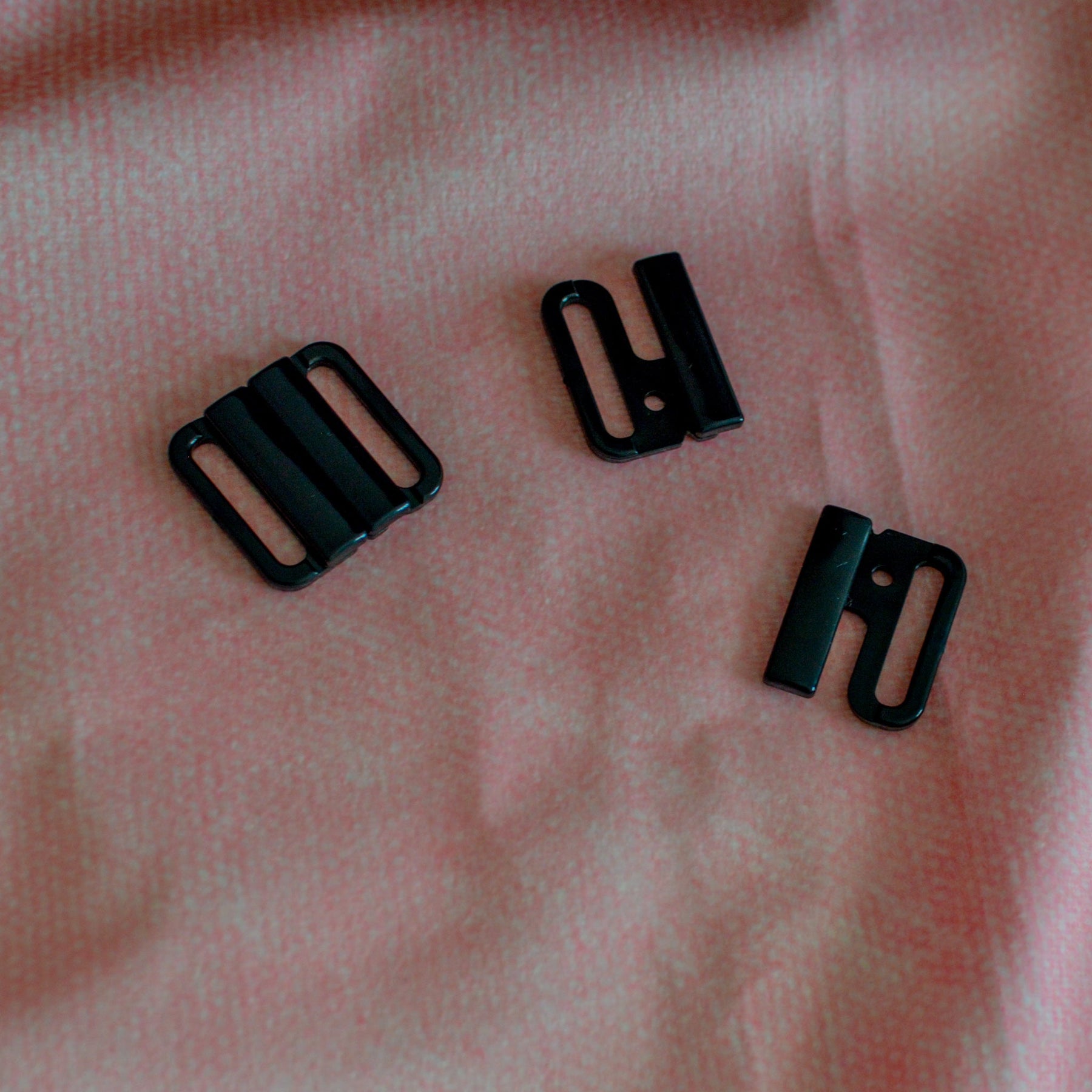 Bikiniverschluß kunststoff schwarz 25 mm Pearls poshpinks