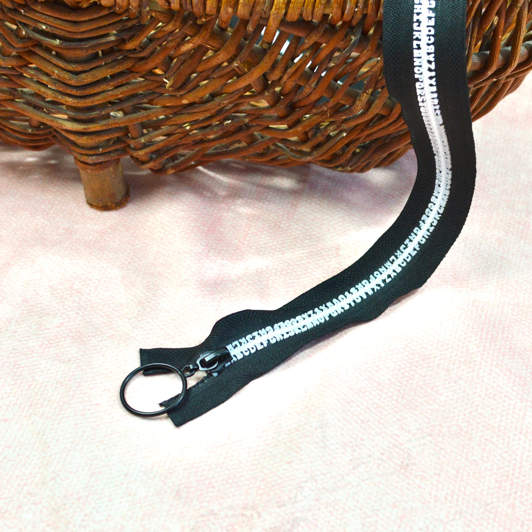 Jacken Reißverschluss 60 cm schwarz ABC weiß Stück poshpinks