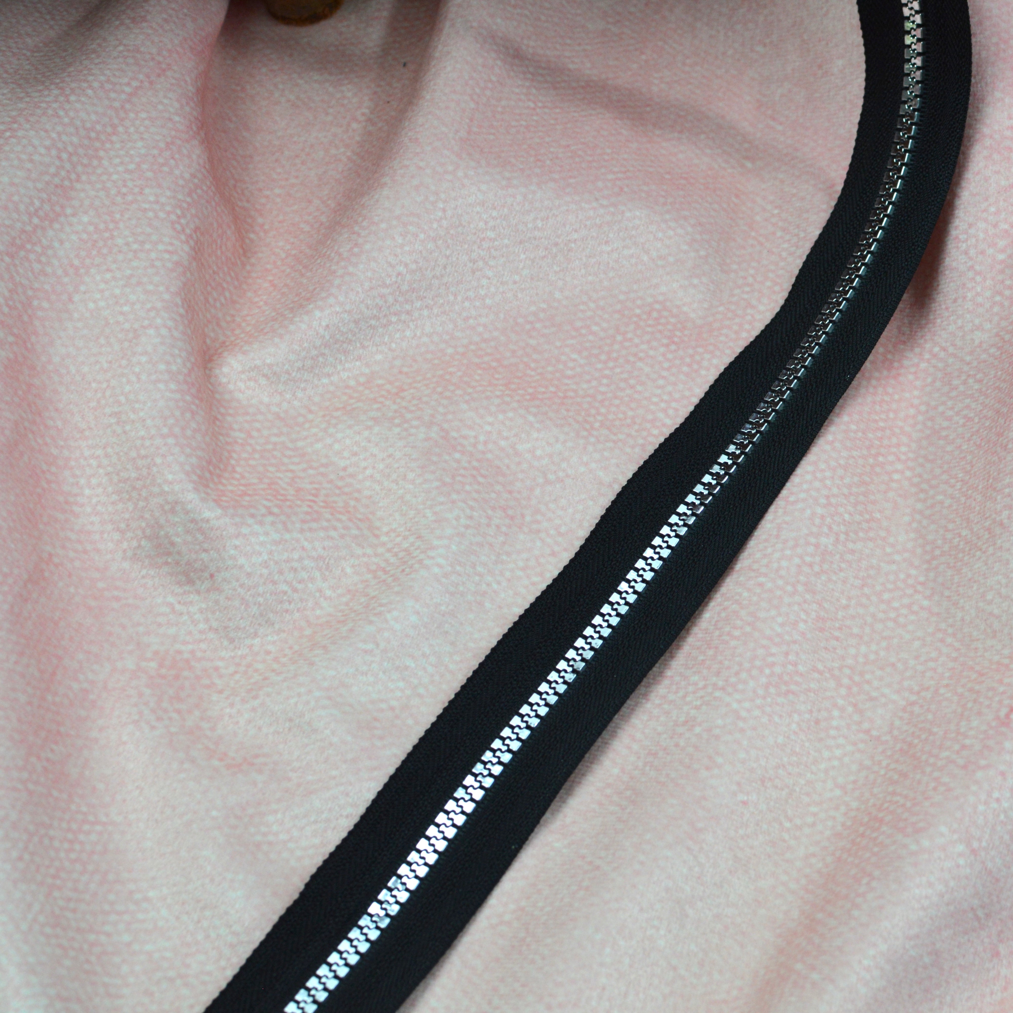 Endlosreißverschluss schwarz silber metallic - Meterware Fabric poshpinks