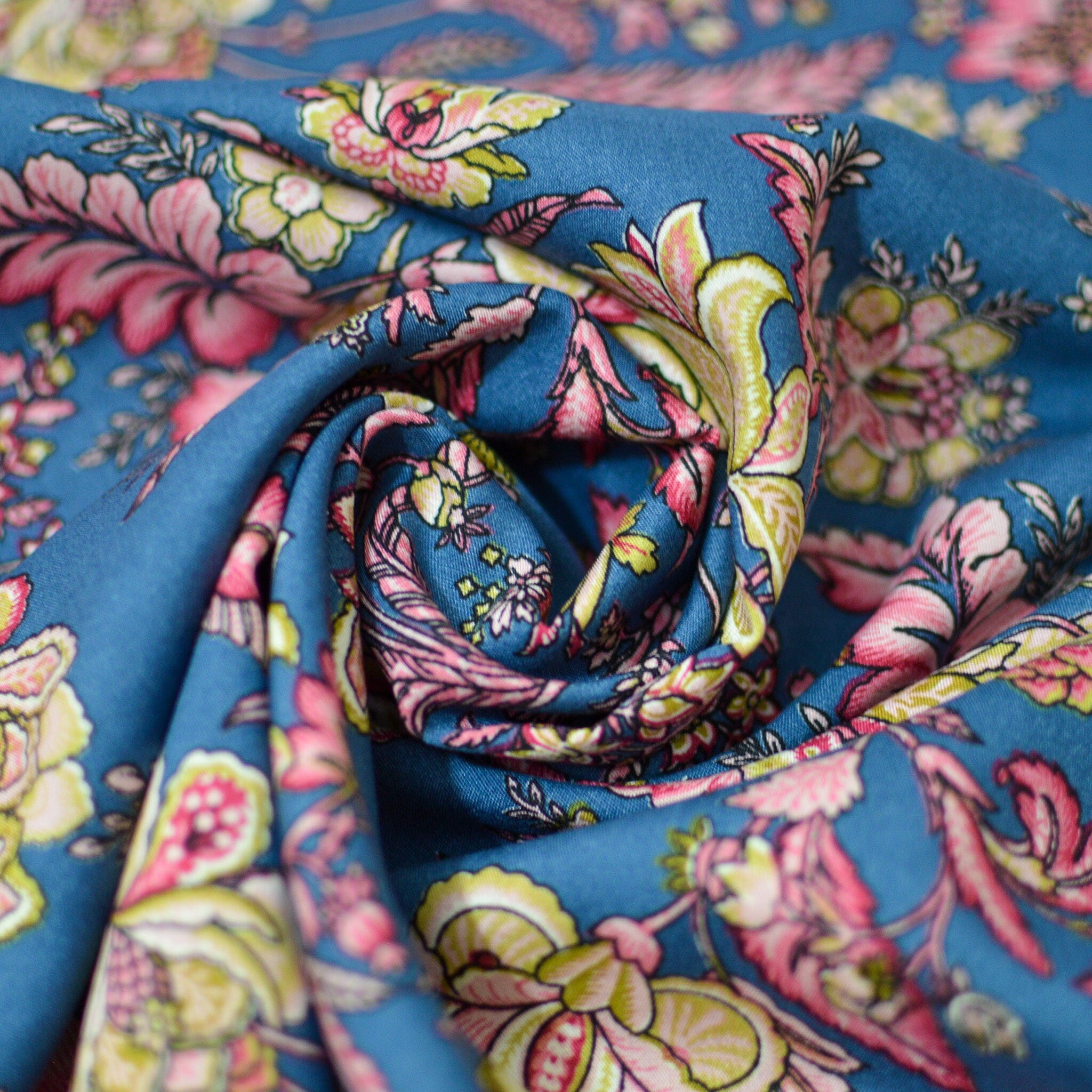 Viskose - Blumen - rosa beige auf blau Fabric poshpinks