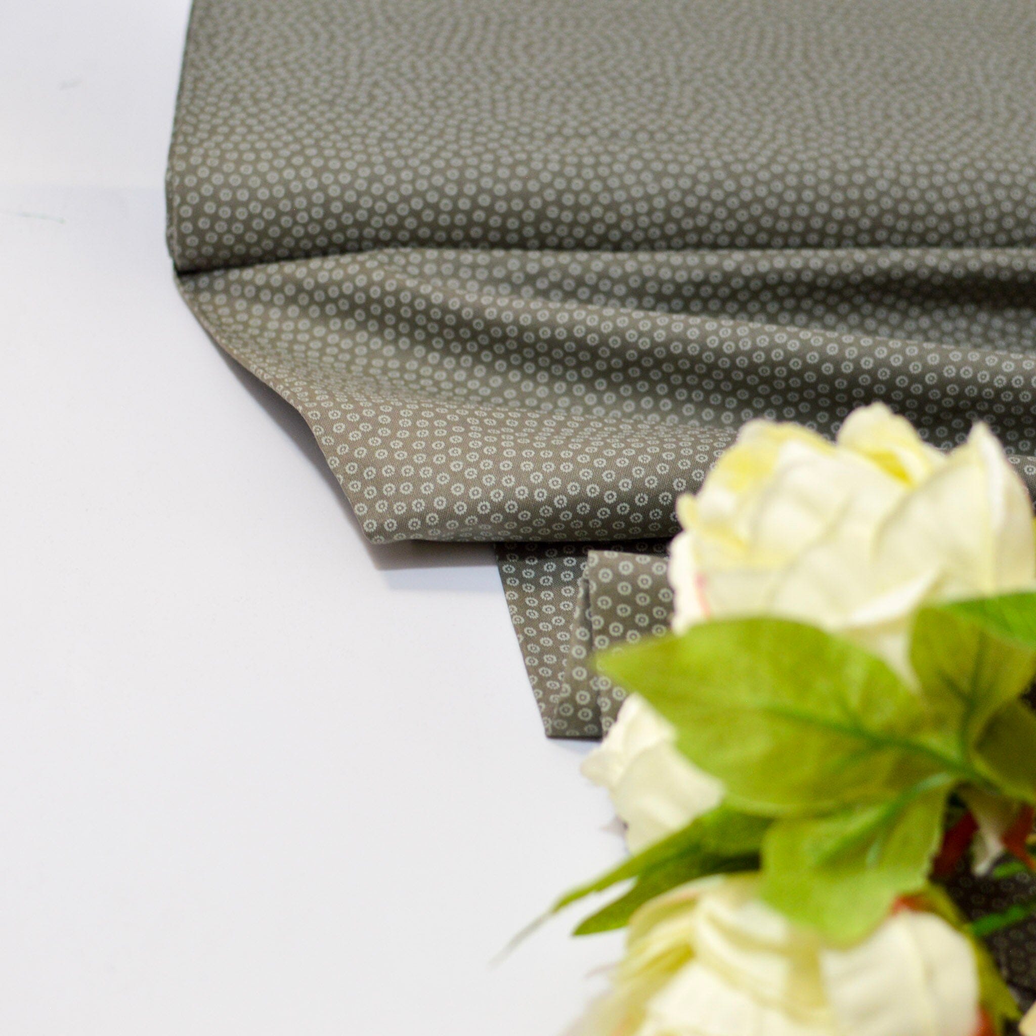 Baumwolle - Popeline - kleine Kreise grau Fabric poshpinks