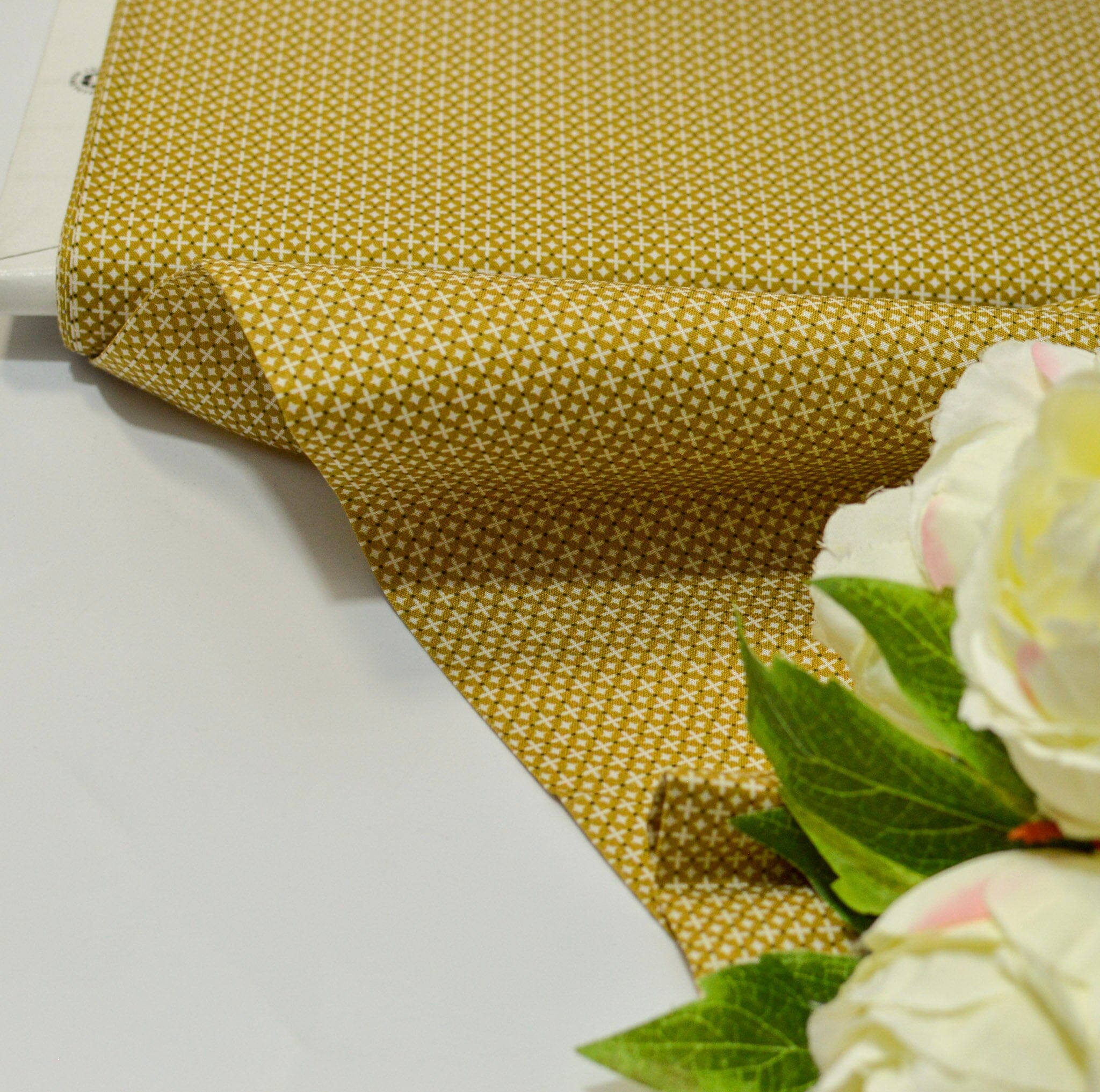 Baumwolle - Popeline - kleine Kreuze Senfgelb Fabric poshpinks