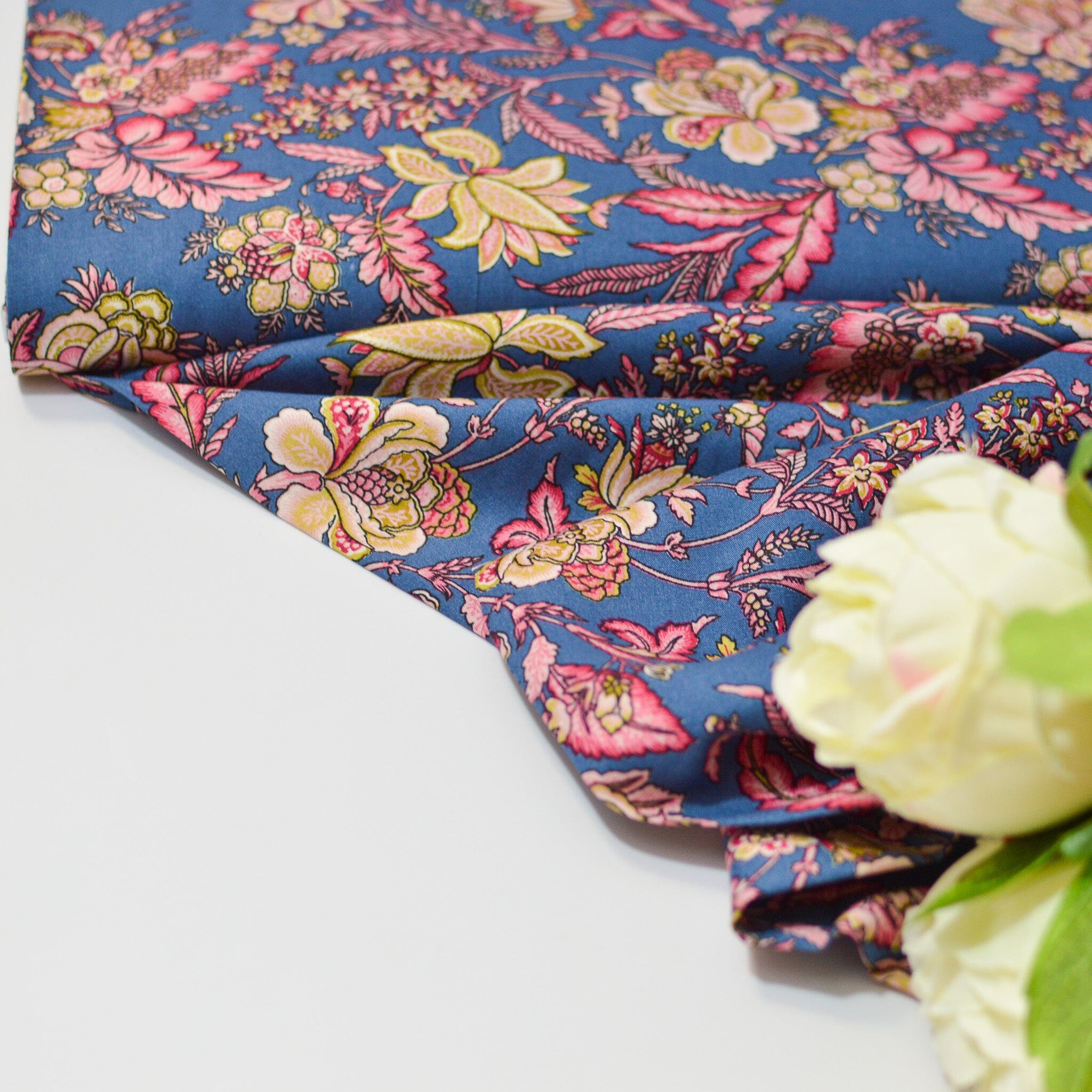 Viskose - Blumen - rosa beige auf blau Fabric poshpinks