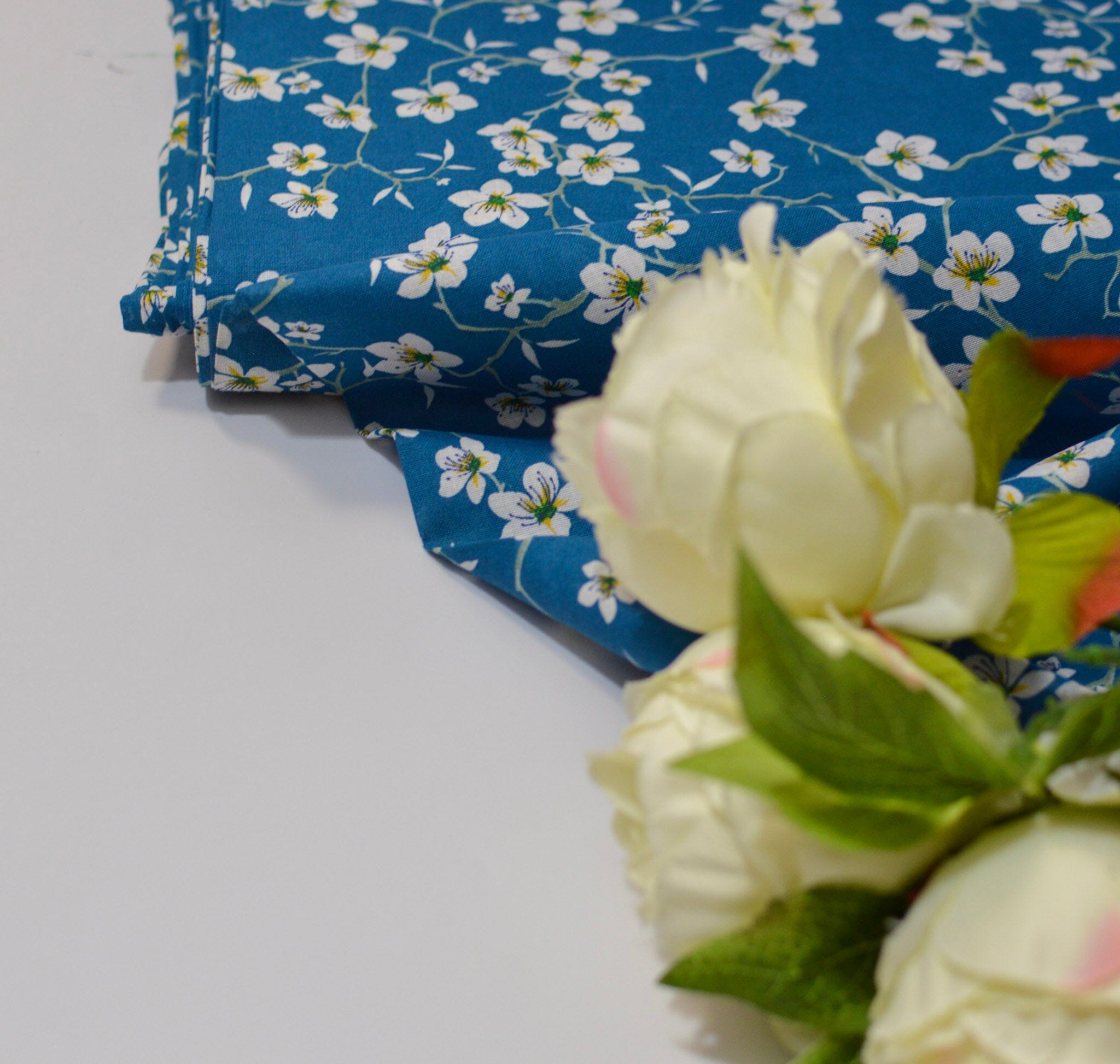 Baumwolle - Popeline - Amandix - Blumen auf blau Fabric poshpinks