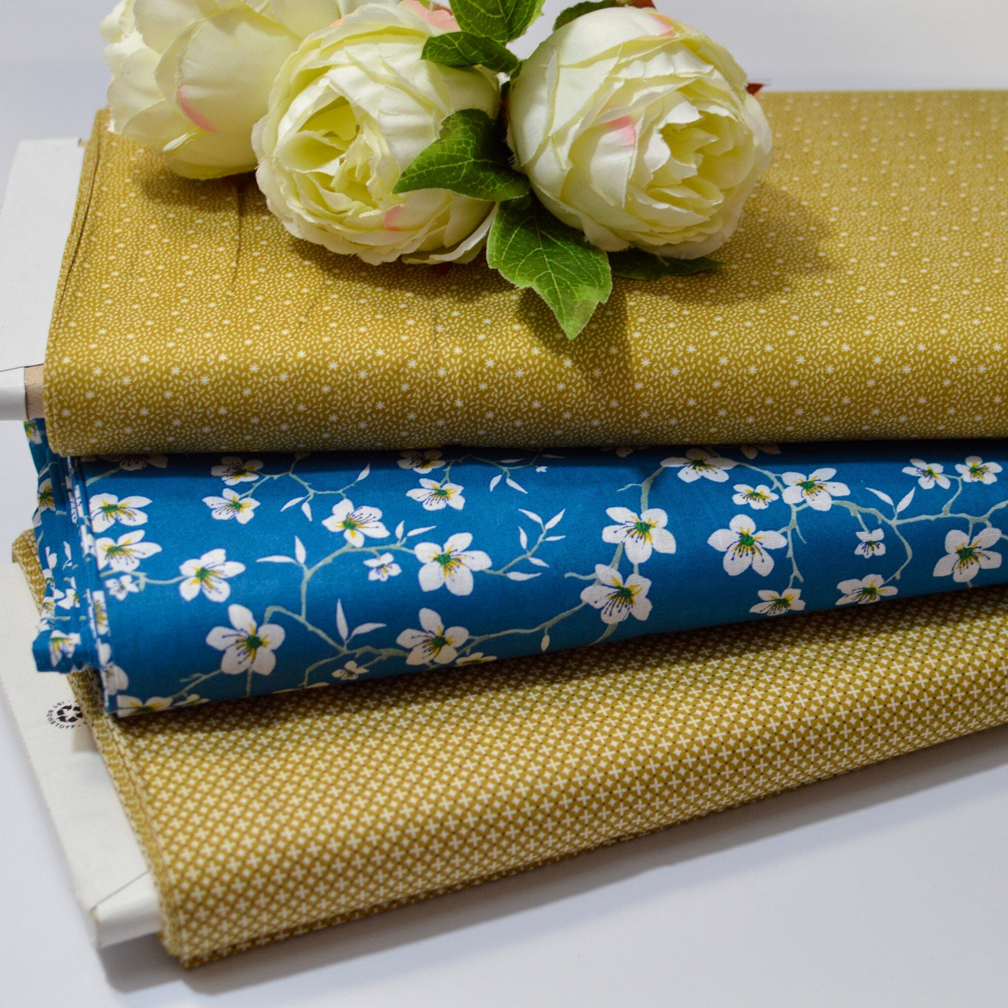 Baumwolle - Popeline - kleine Kreuze Senfgelb Fabric poshpinks