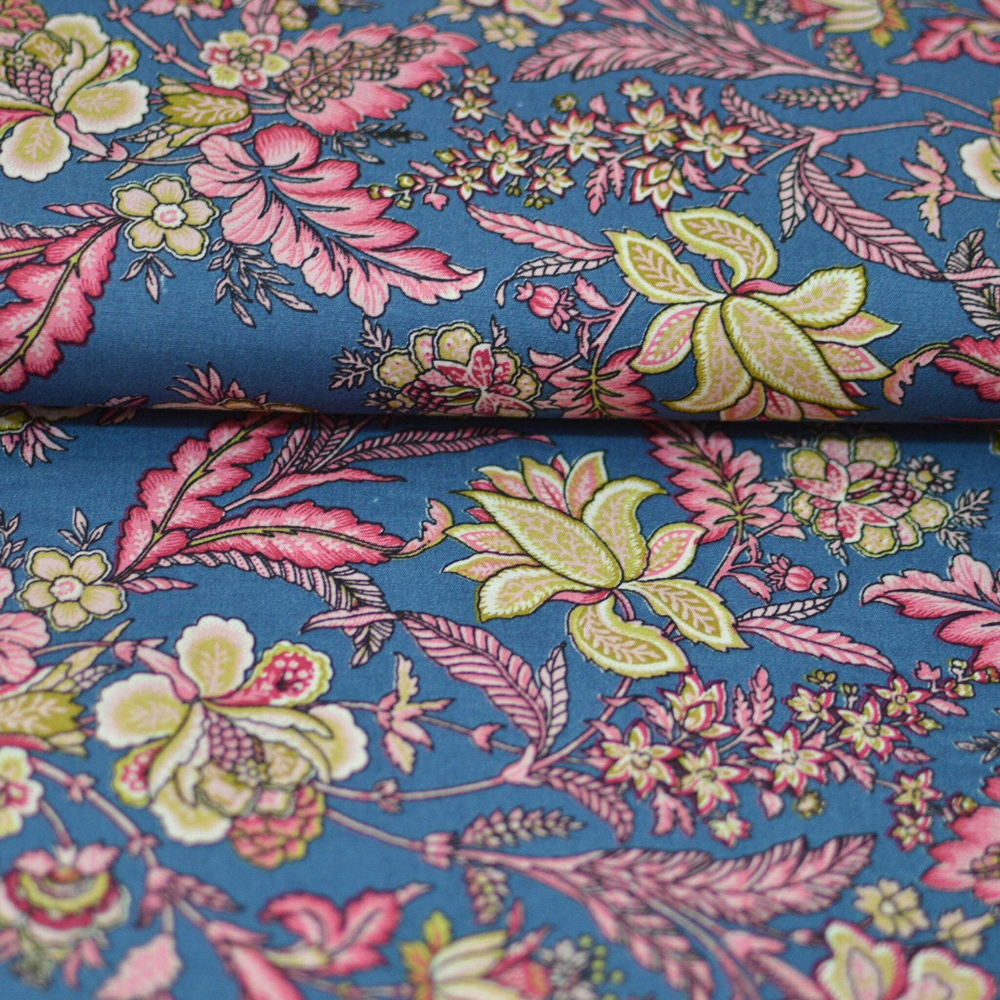 Viskose - Blumen - rosa beige auf blau Fabric poshpinks