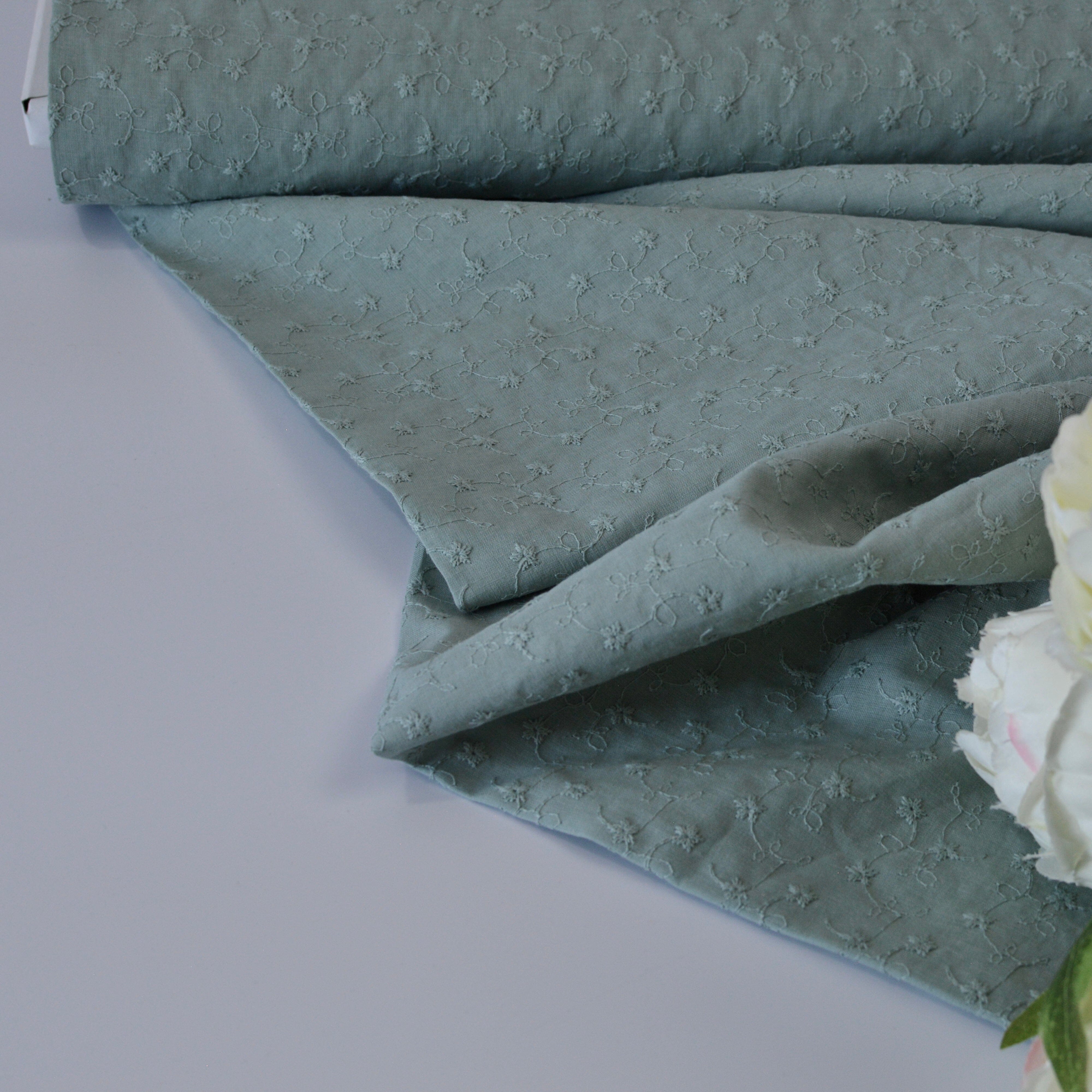 Baumwolle mit Stickerei kleine Blumen mit Bogenkante - Salbei hell Fabric poshpinks