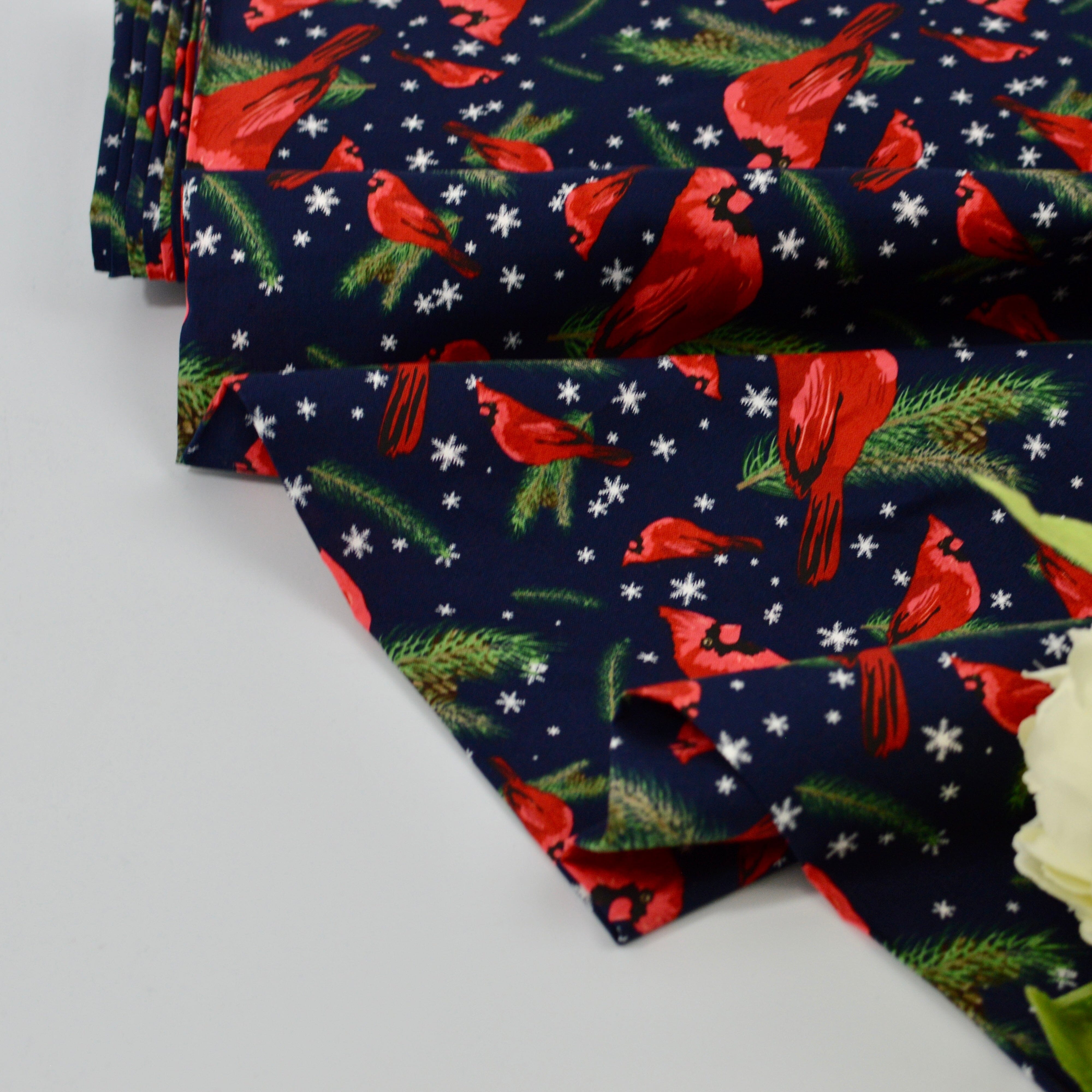 Baumwoll - Webware mit Weihnachstmuster - rote Vögel auf dunkelblau Fabric poshpinks