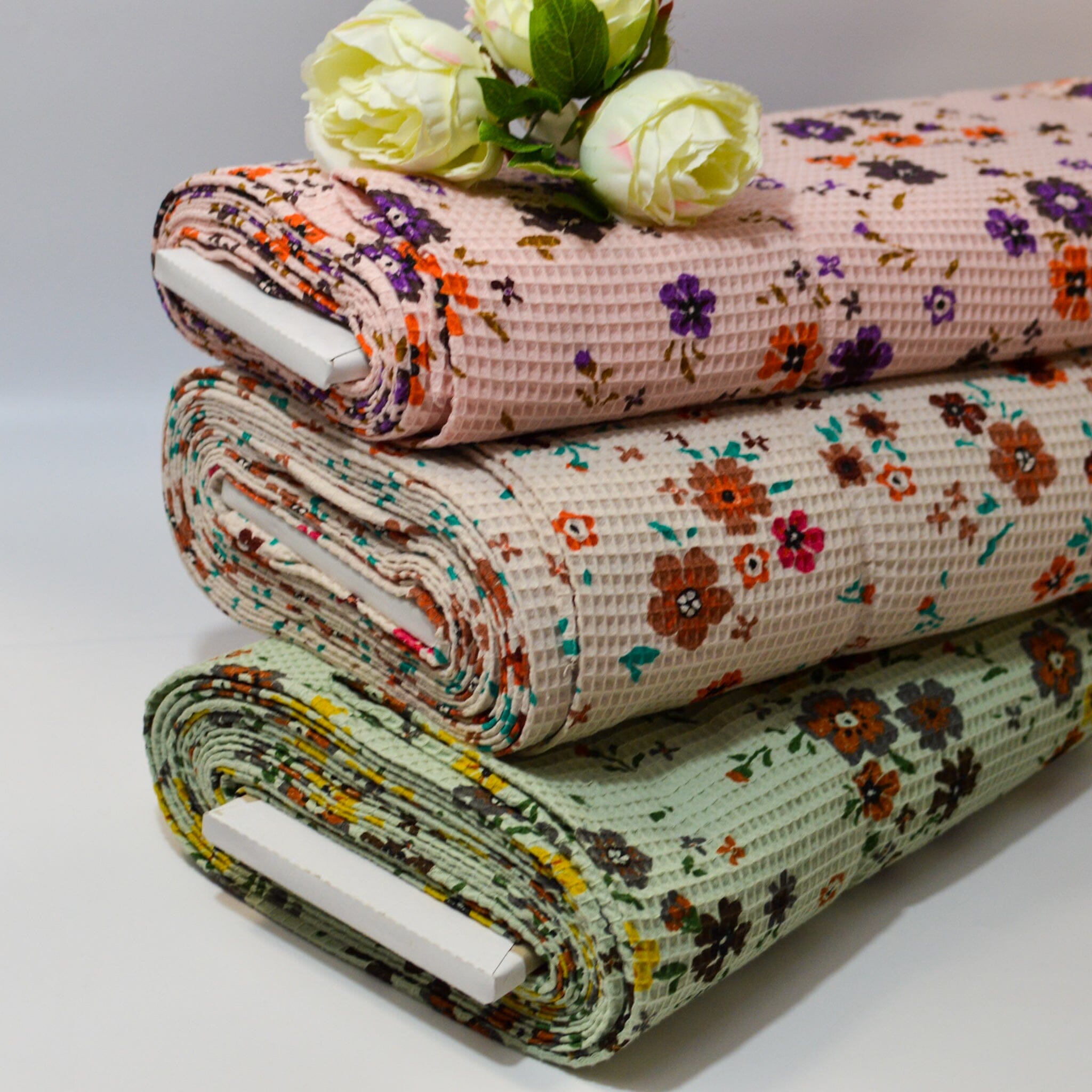 Waffelstoff - hell grün mit Blümchendruck Fabric poshpinks