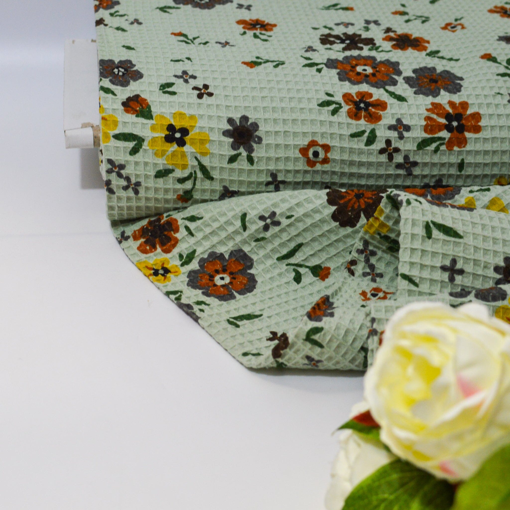 Waffelstoff - hell grün mit Blümchendruck Fabric poshpinks