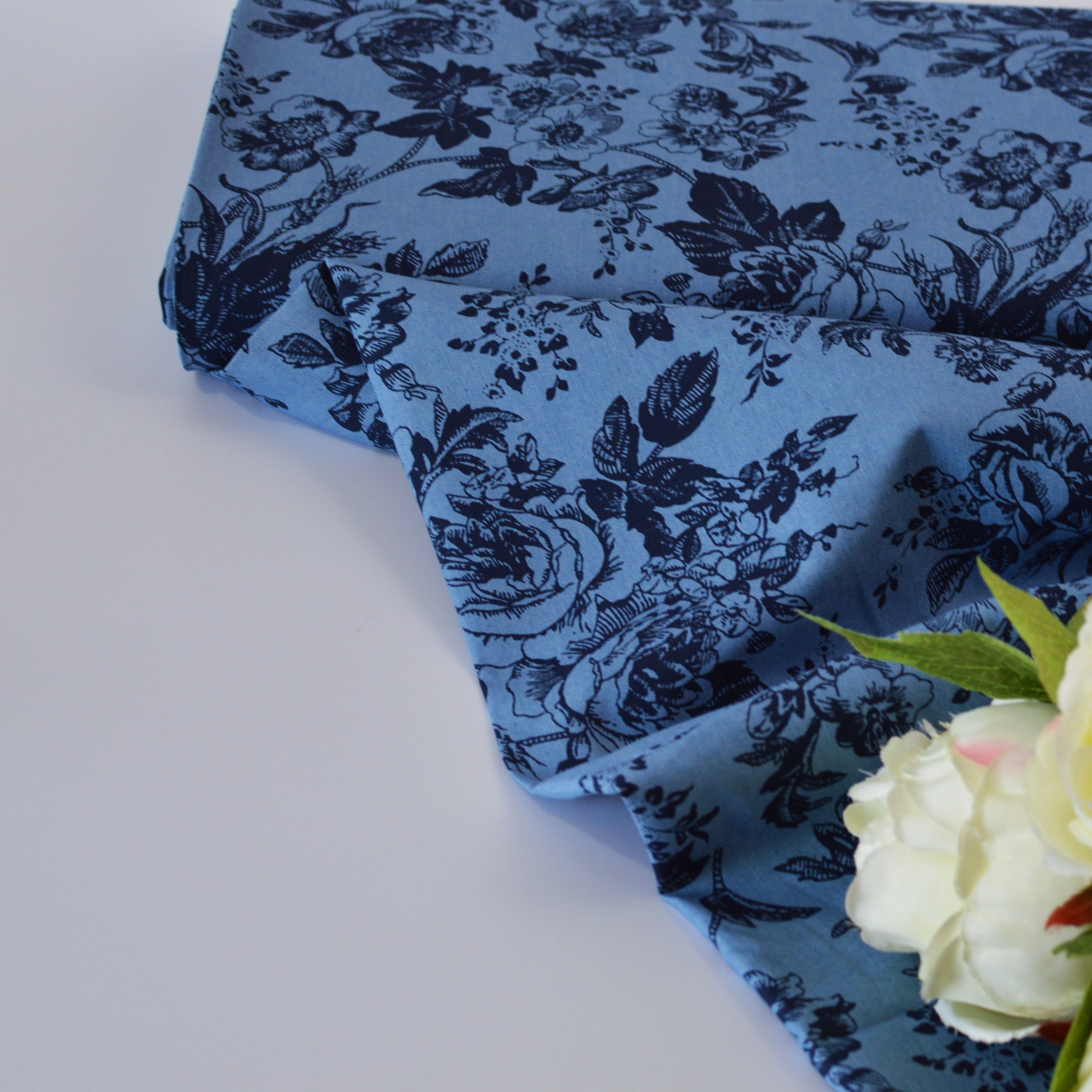Chambray - Flower Meadow - stone washed jeansblau mit Blumen - Baumwollmix Webware Fabric poshpinks