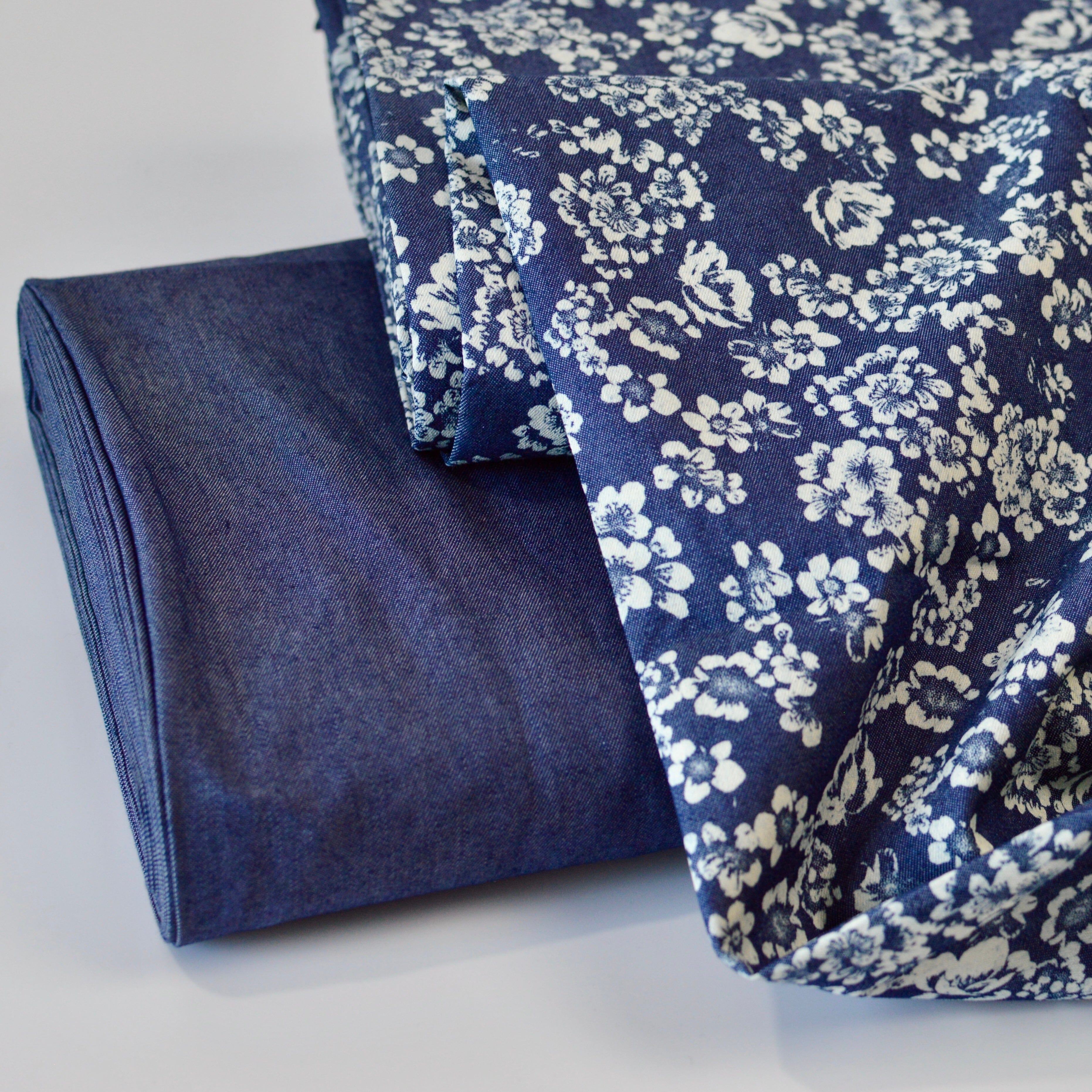 Chambray - Sea of Flowers - Indigo jeansblau mit weißen Blüten - Baumwollmix Webware Fabric poshpinks