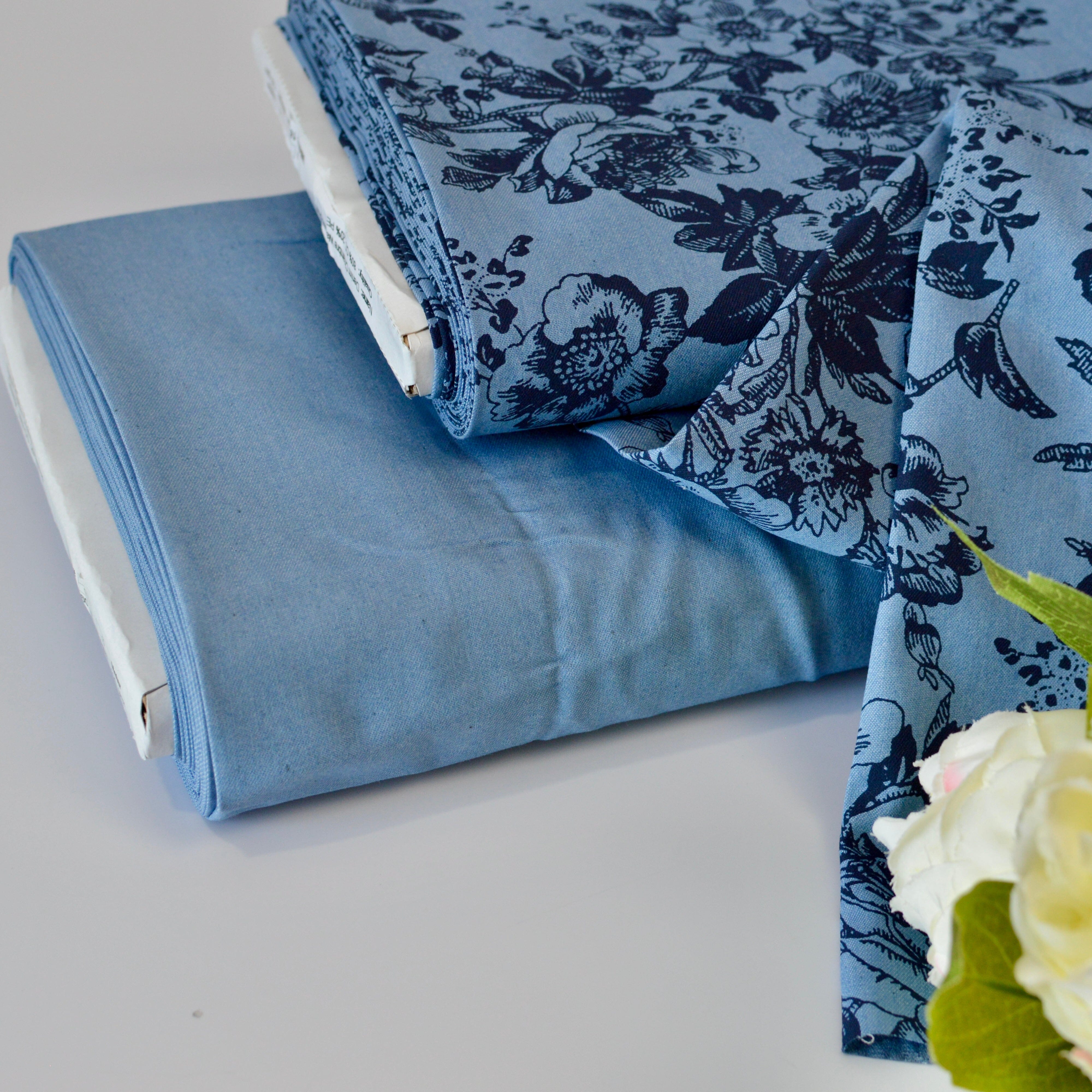 Chambray - Flower Meadow - bleached jeansblau mit Blumen - Baumwollmix Webware Fabric poshpinks