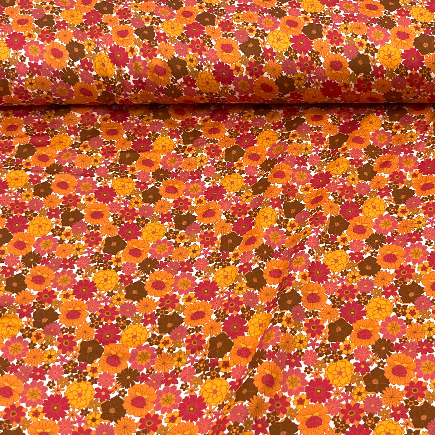 Tencelsatin - Rhonda Daisies Crimson Fabric poshpinks