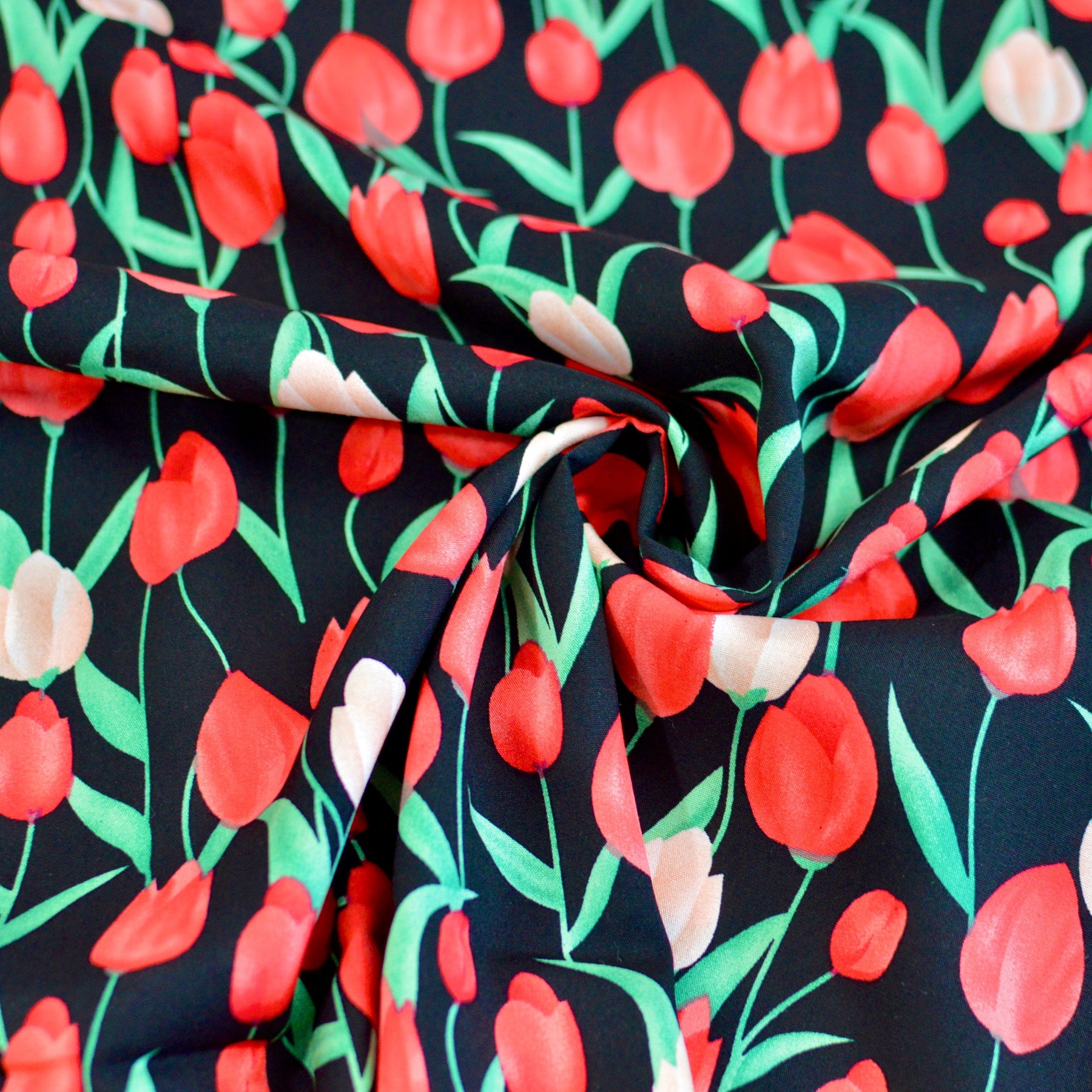 Viskose - Tulpen rot auf schwarz Fabric poshpinks