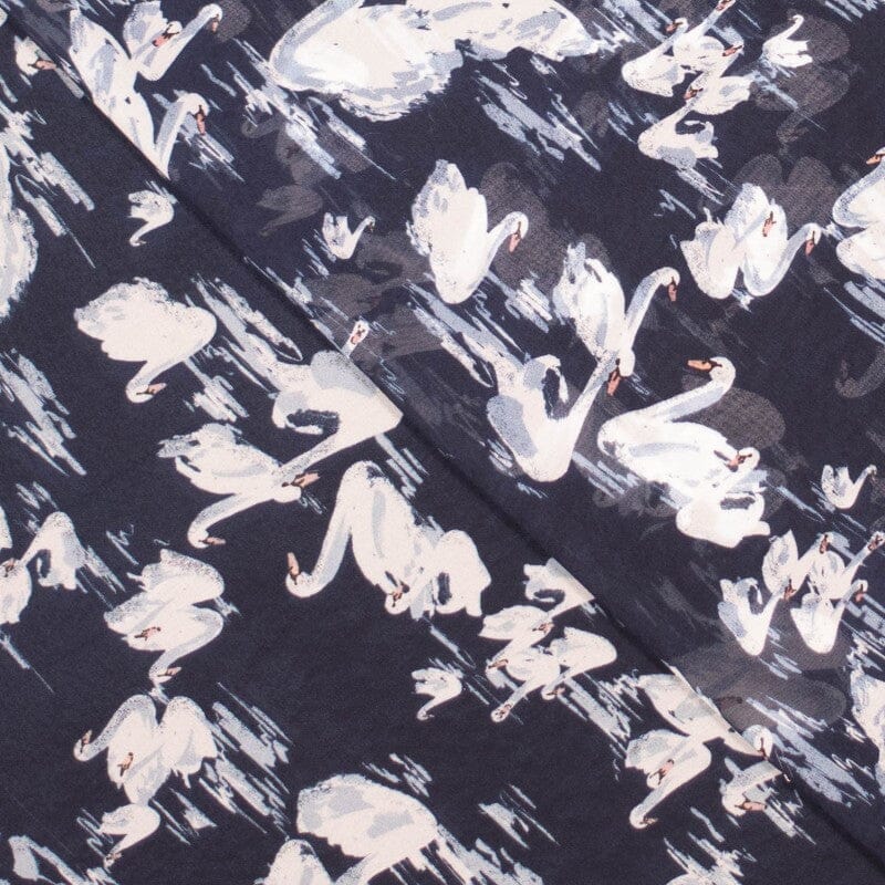 Viskose - weiße Schwäne auf nachtblau Fabric poshpinks