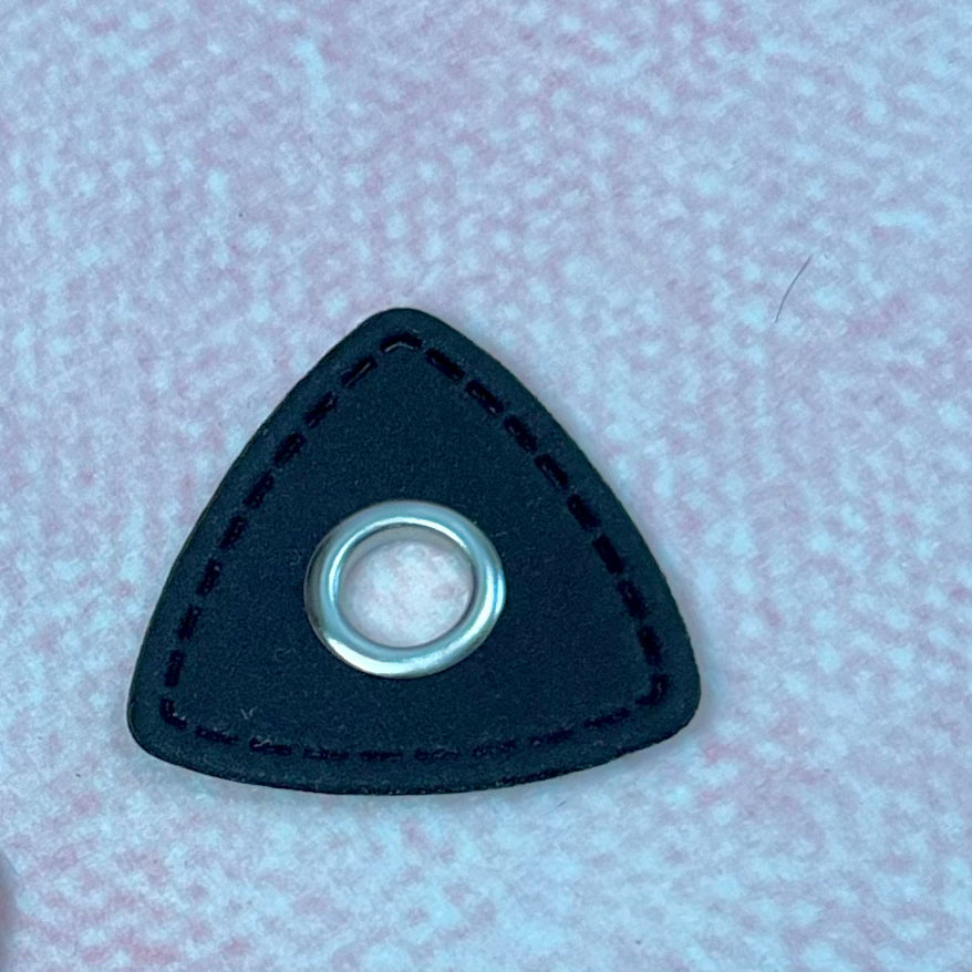 Ösen Patch Dreieck Schwarz matt- Silber 8 mm Pearls poshpinks
