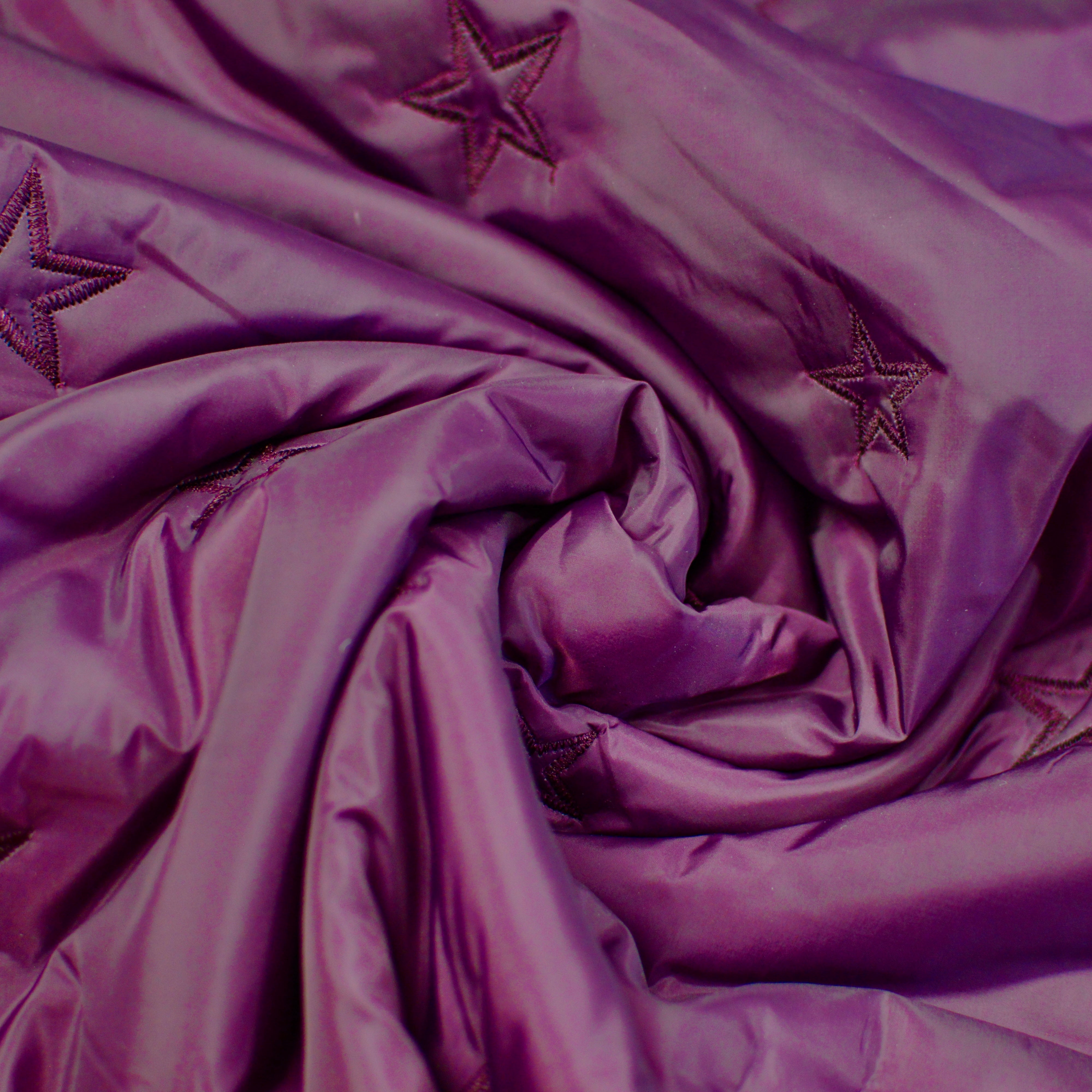 Steppstoff Stickerei Sterne Aubergine weinrot Fabric poshpinks