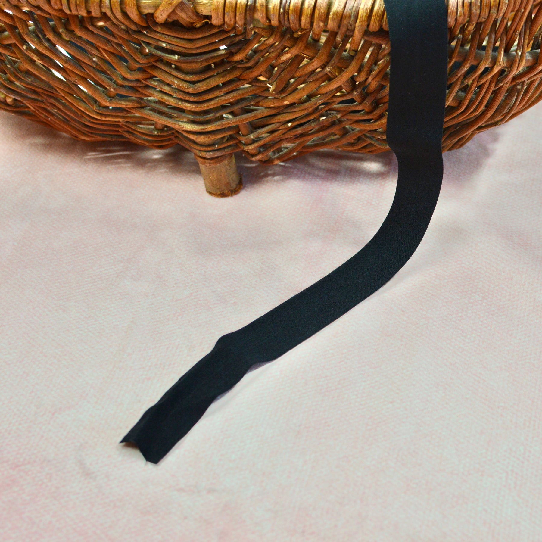Faltgummi / Falzgummi / elastisches Einfassband 30m schwarz Fabric poshpinks