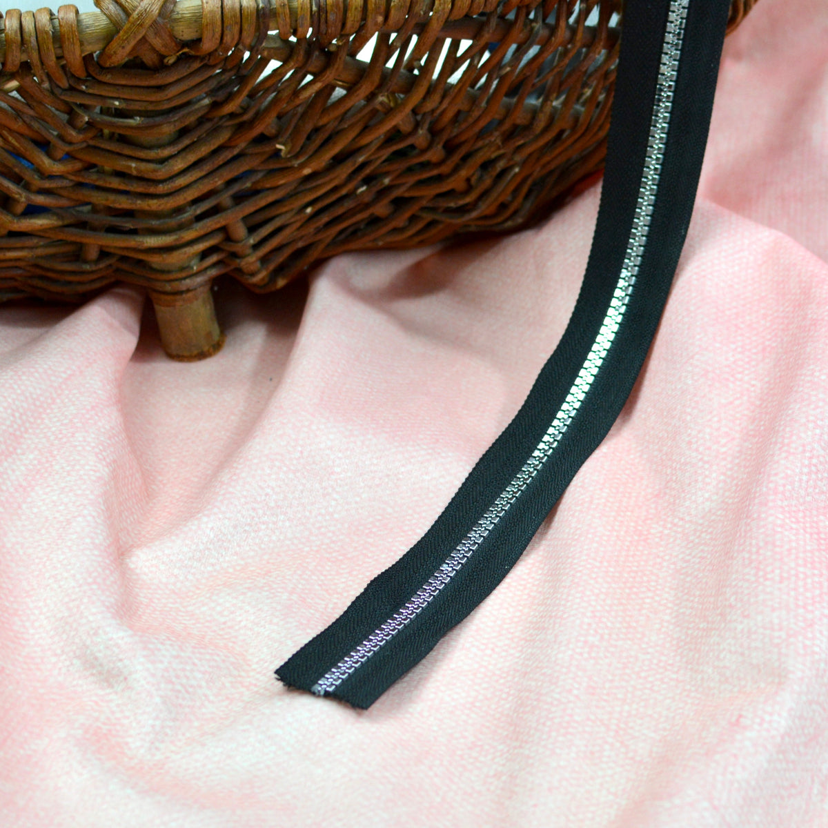 Endlosreißverschluss schwarz silber metallic - Meterware Fabric poshpinks